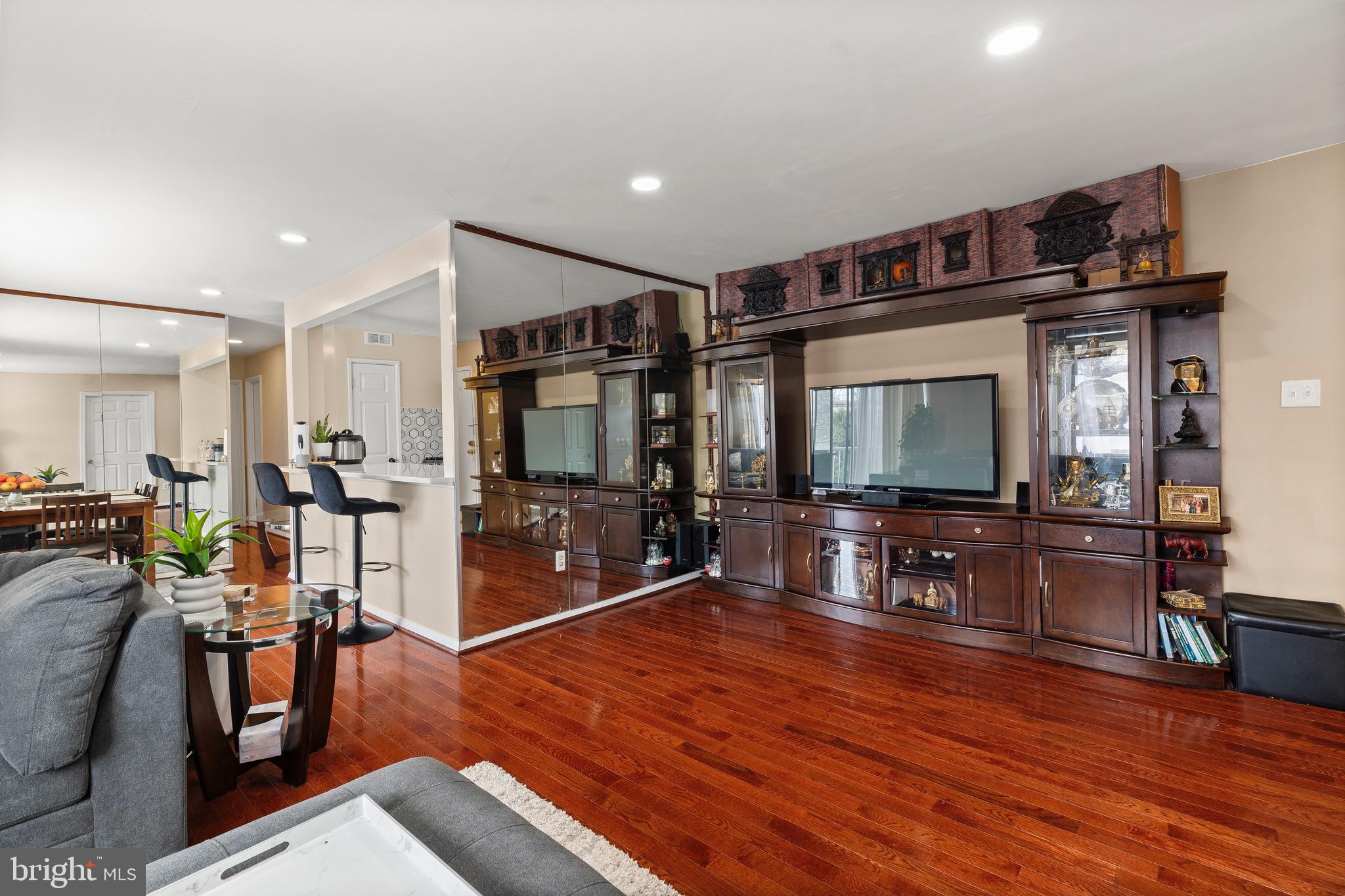 YORKTOWNE SQUARE - Residential