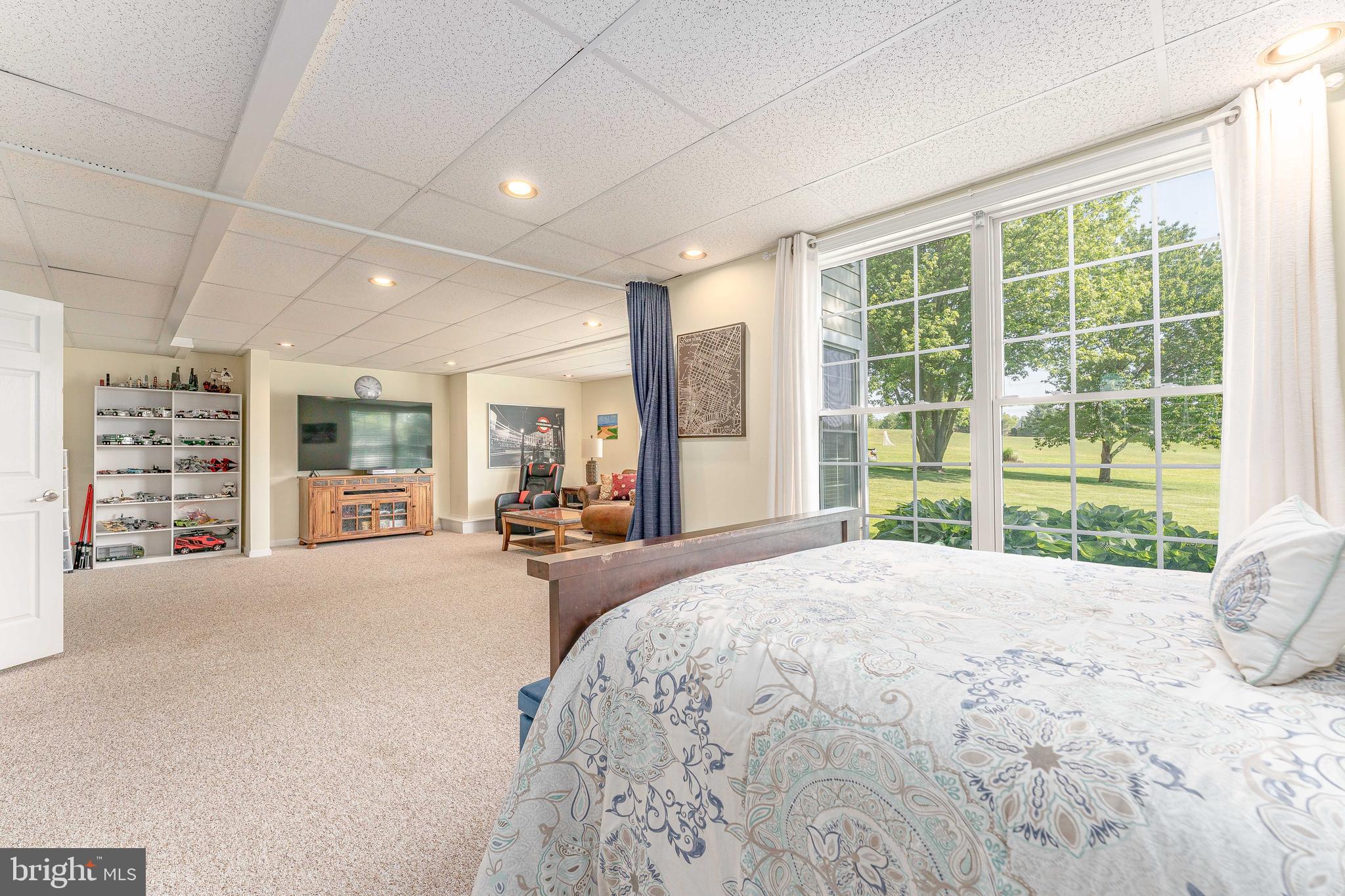LAUREL POINTE - Residential
