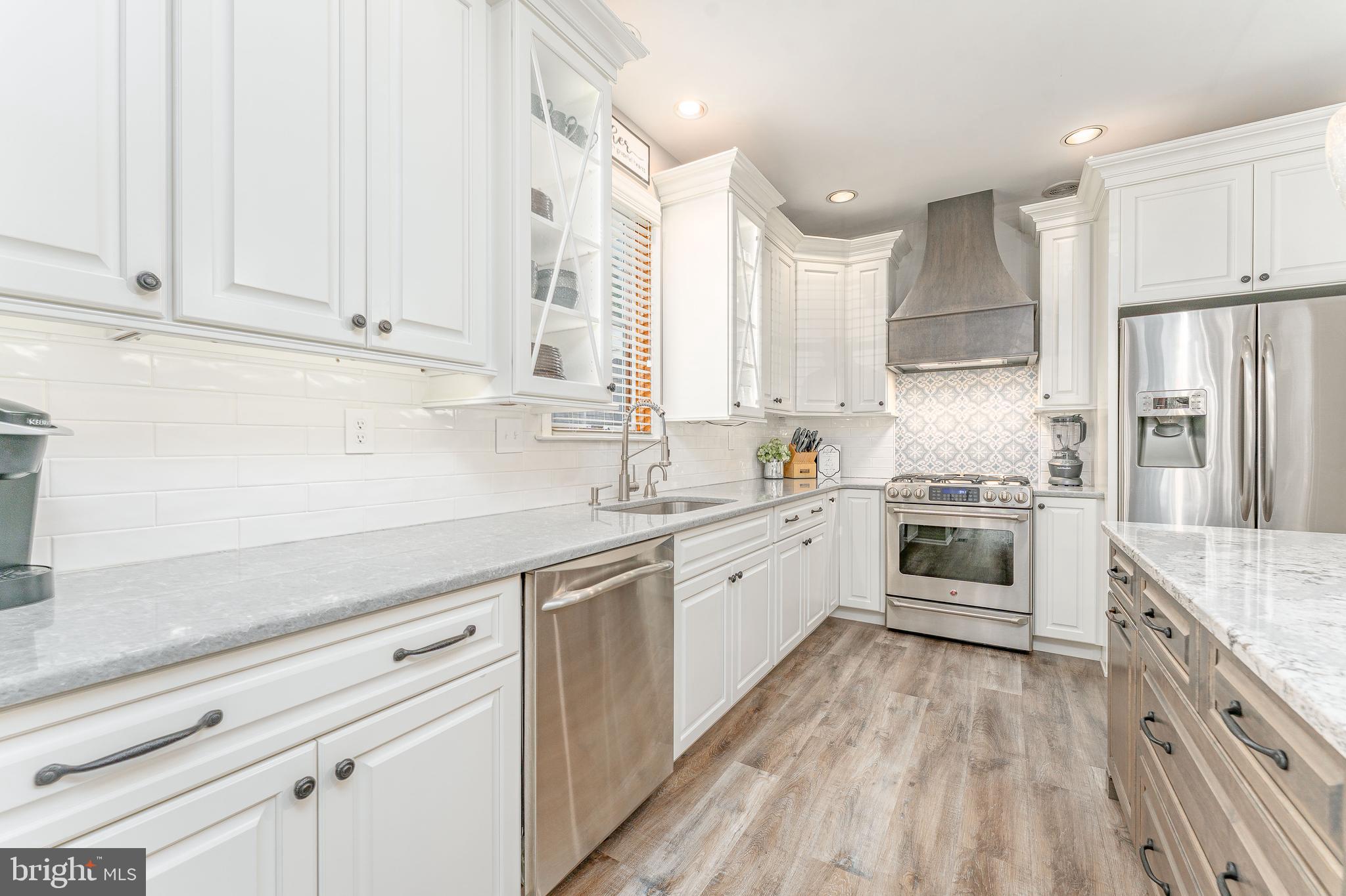 LAUREL POINTE - Residential