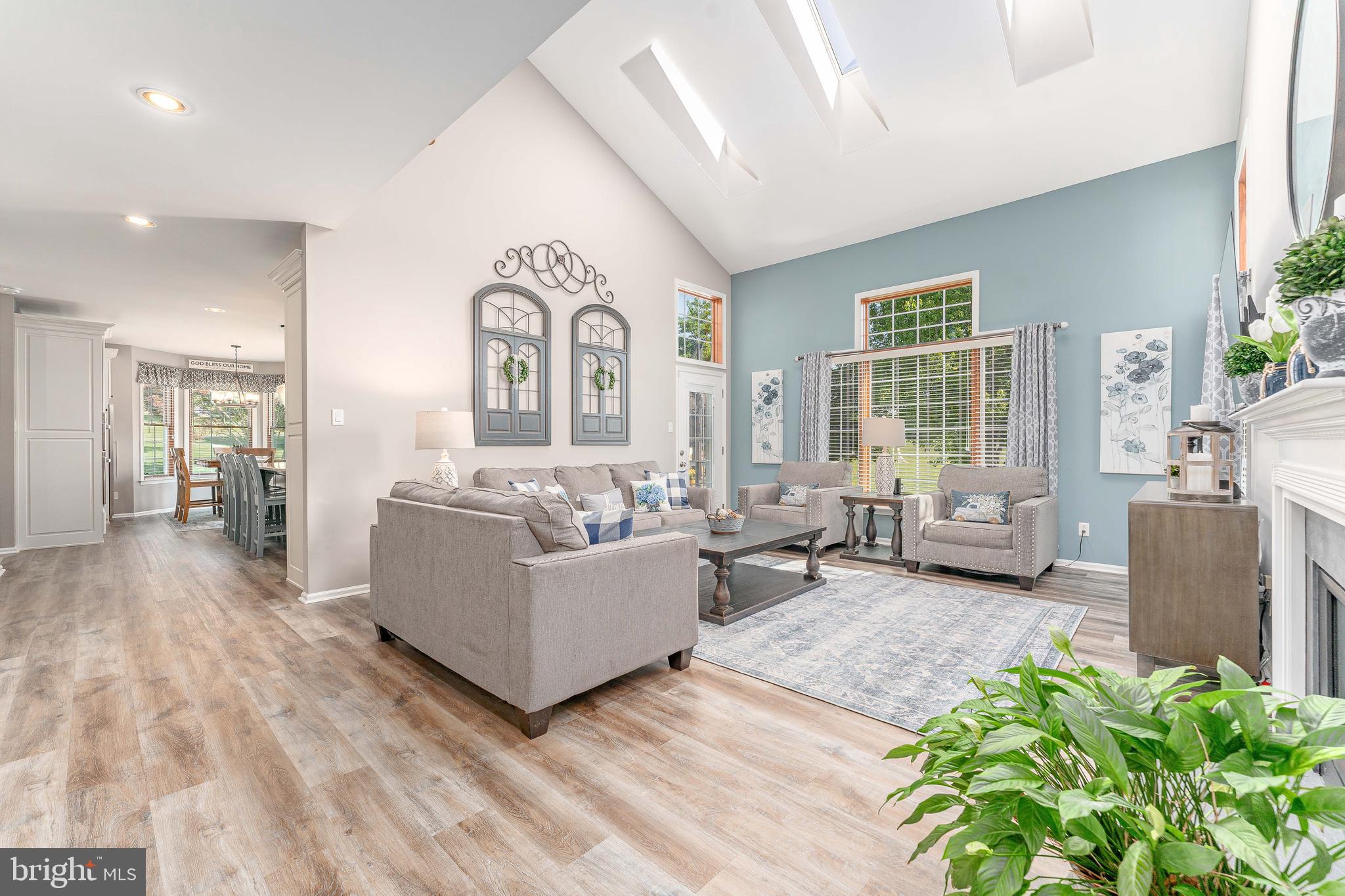 LAUREL POINTE - Residential
