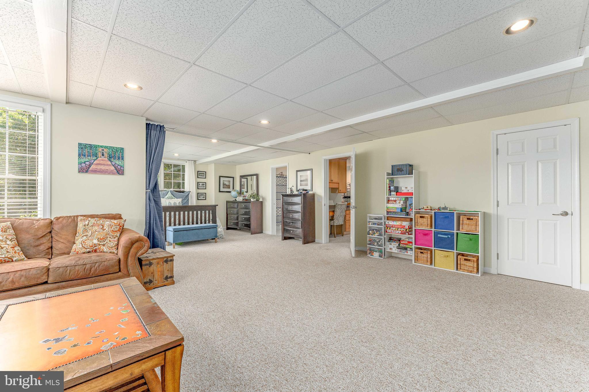 LAUREL POINTE - Residential