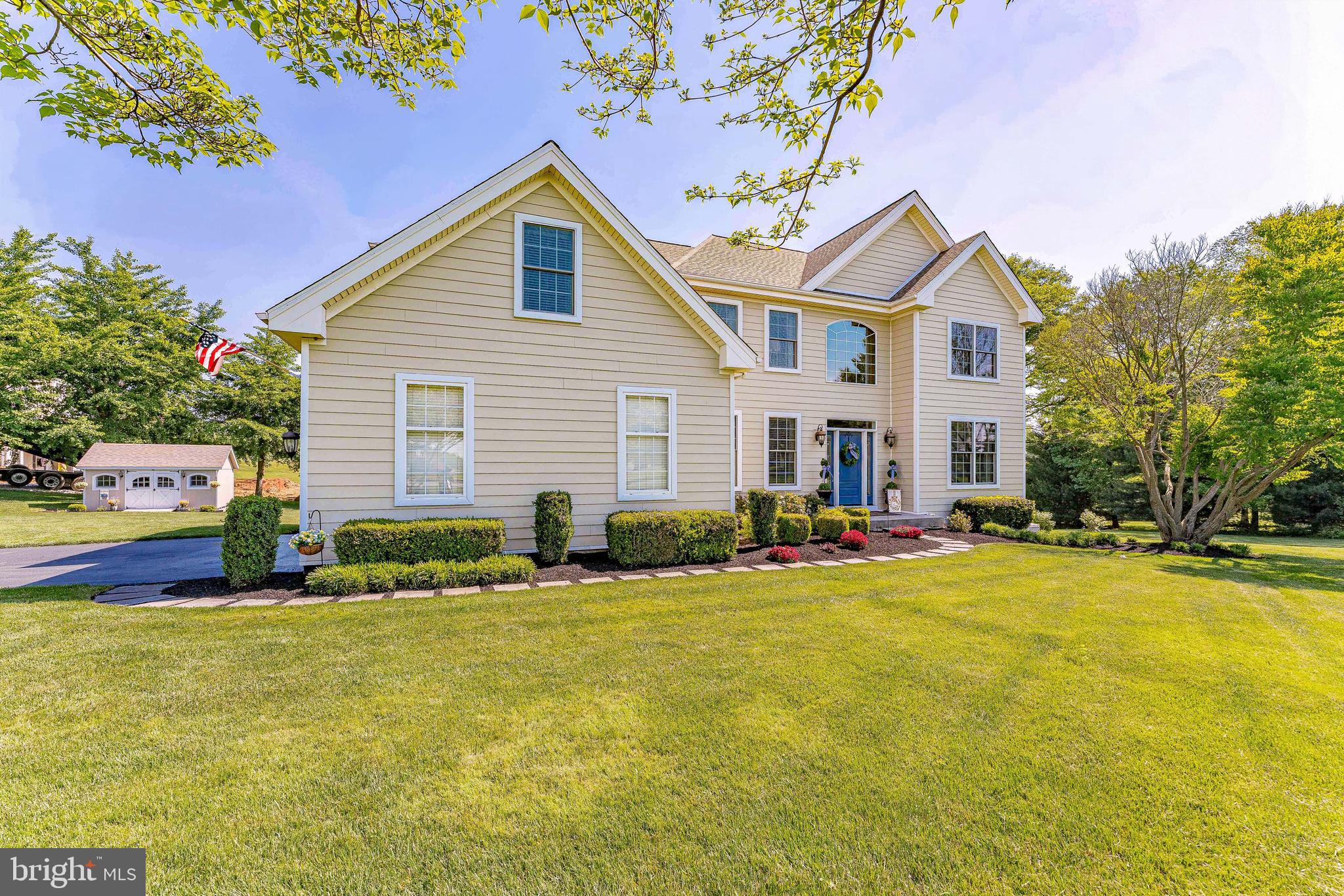 LAUREL POINTE - Residential