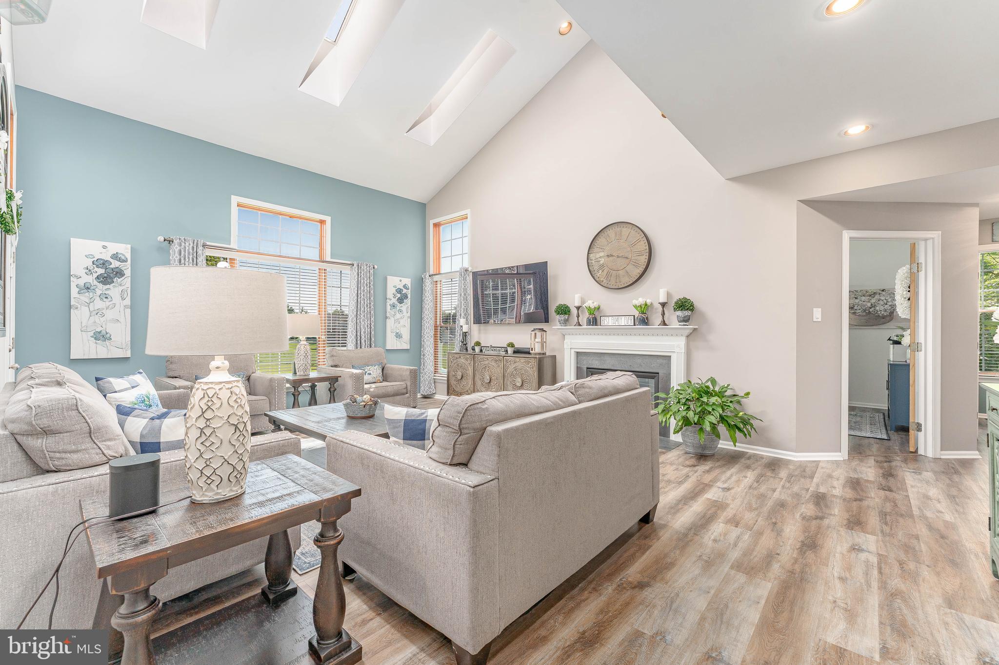 LAUREL POINTE - Residential