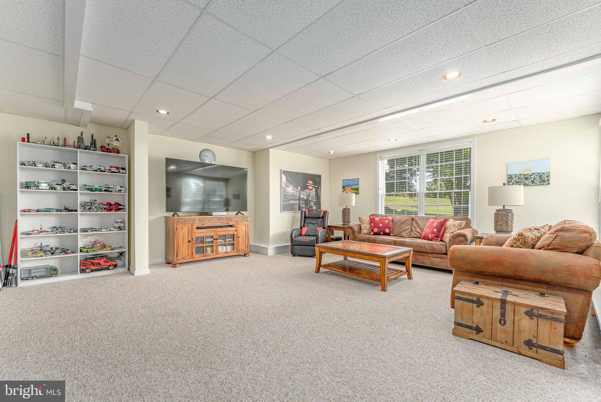 LAUREL POINTE - Residential