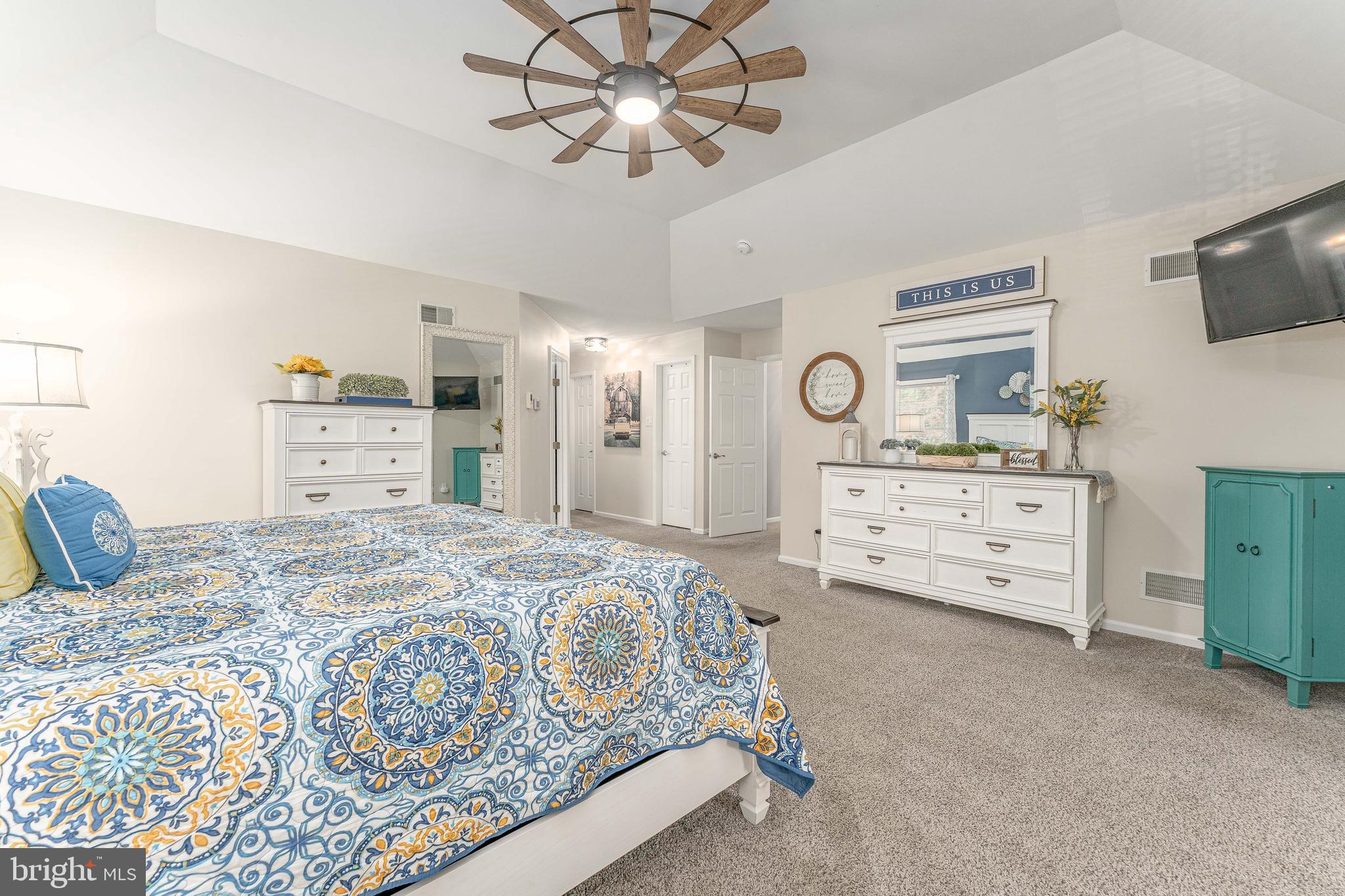 LAUREL POINTE - Residential