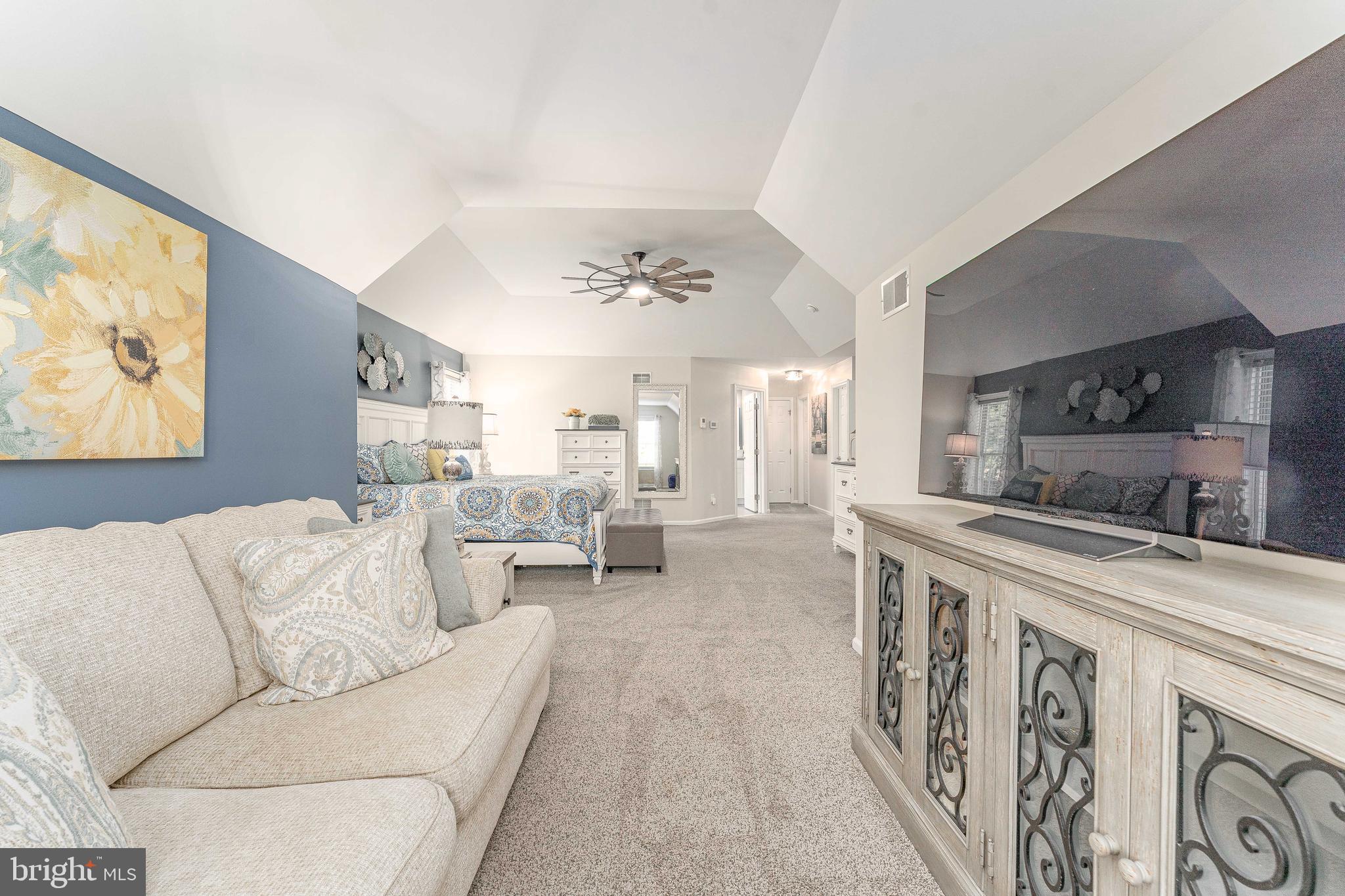 LAUREL POINTE - Residential