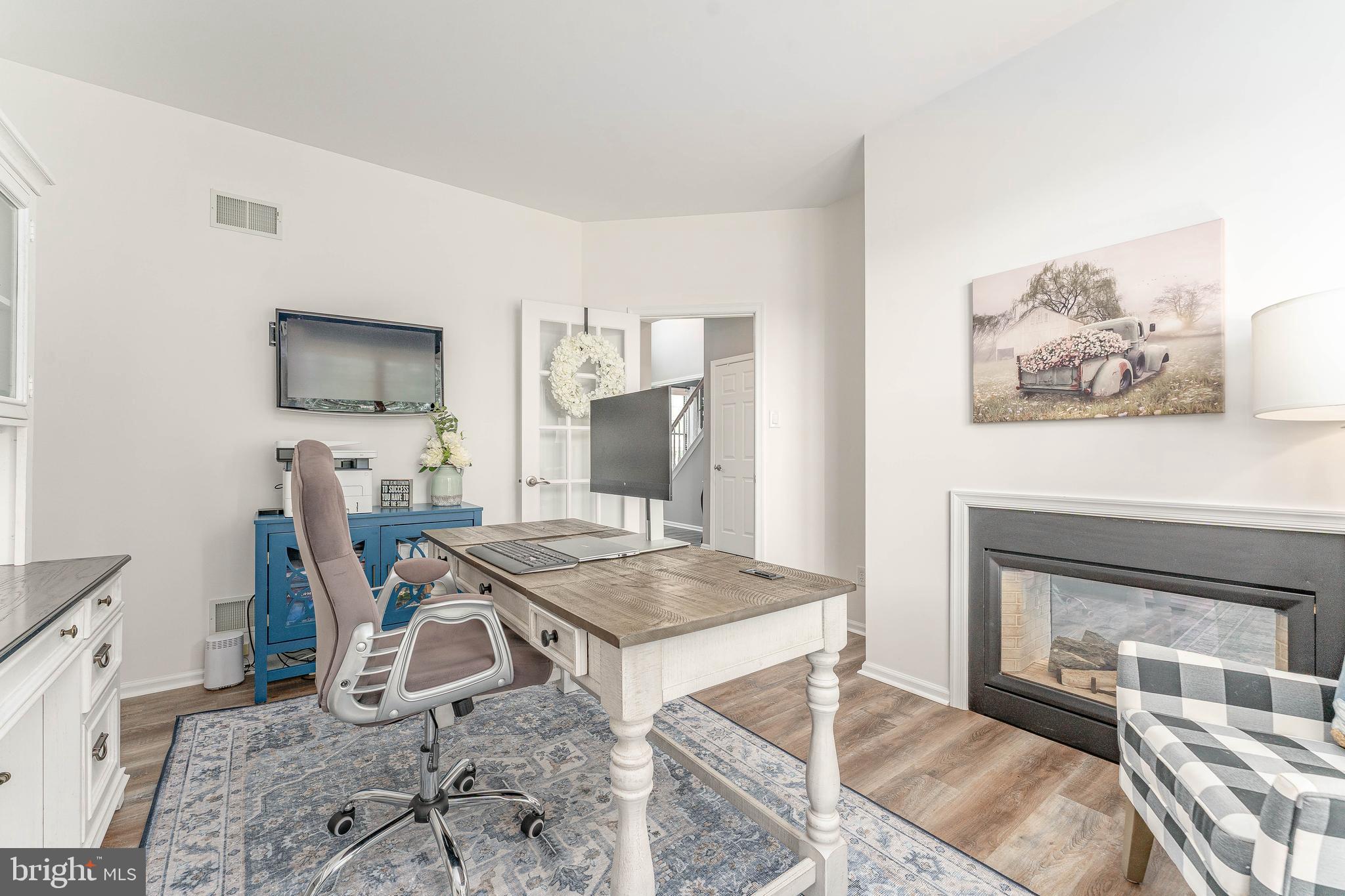 LAUREL POINTE - Residential