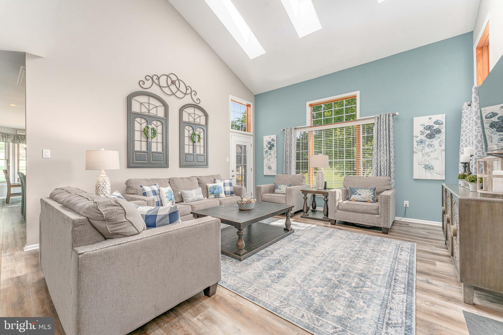 LAUREL POINTE - Residential