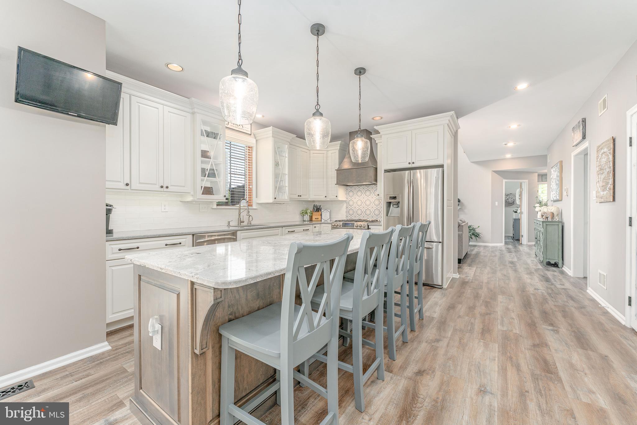 LAUREL POINTE - Residential