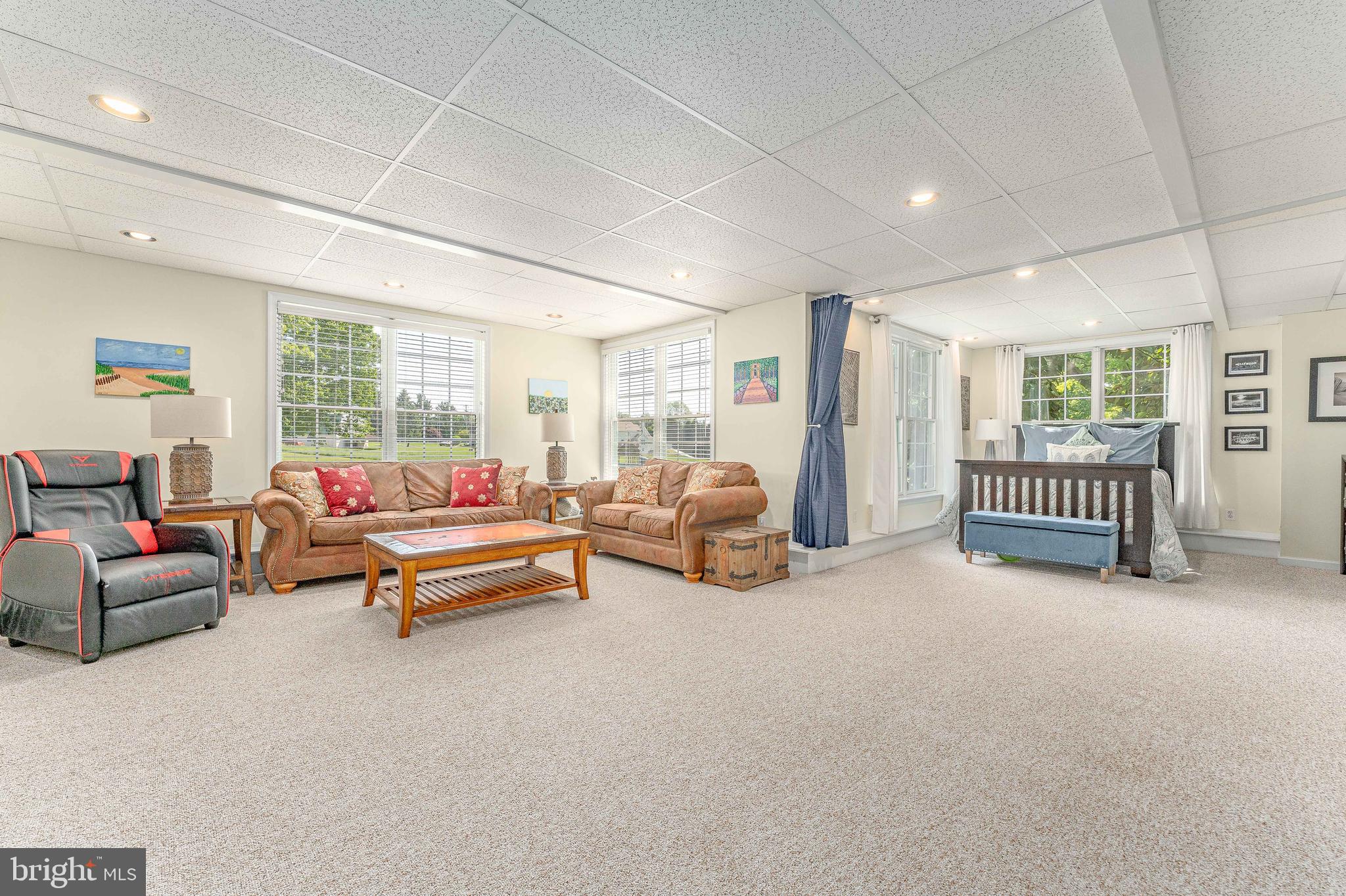 LAUREL POINTE - Residential