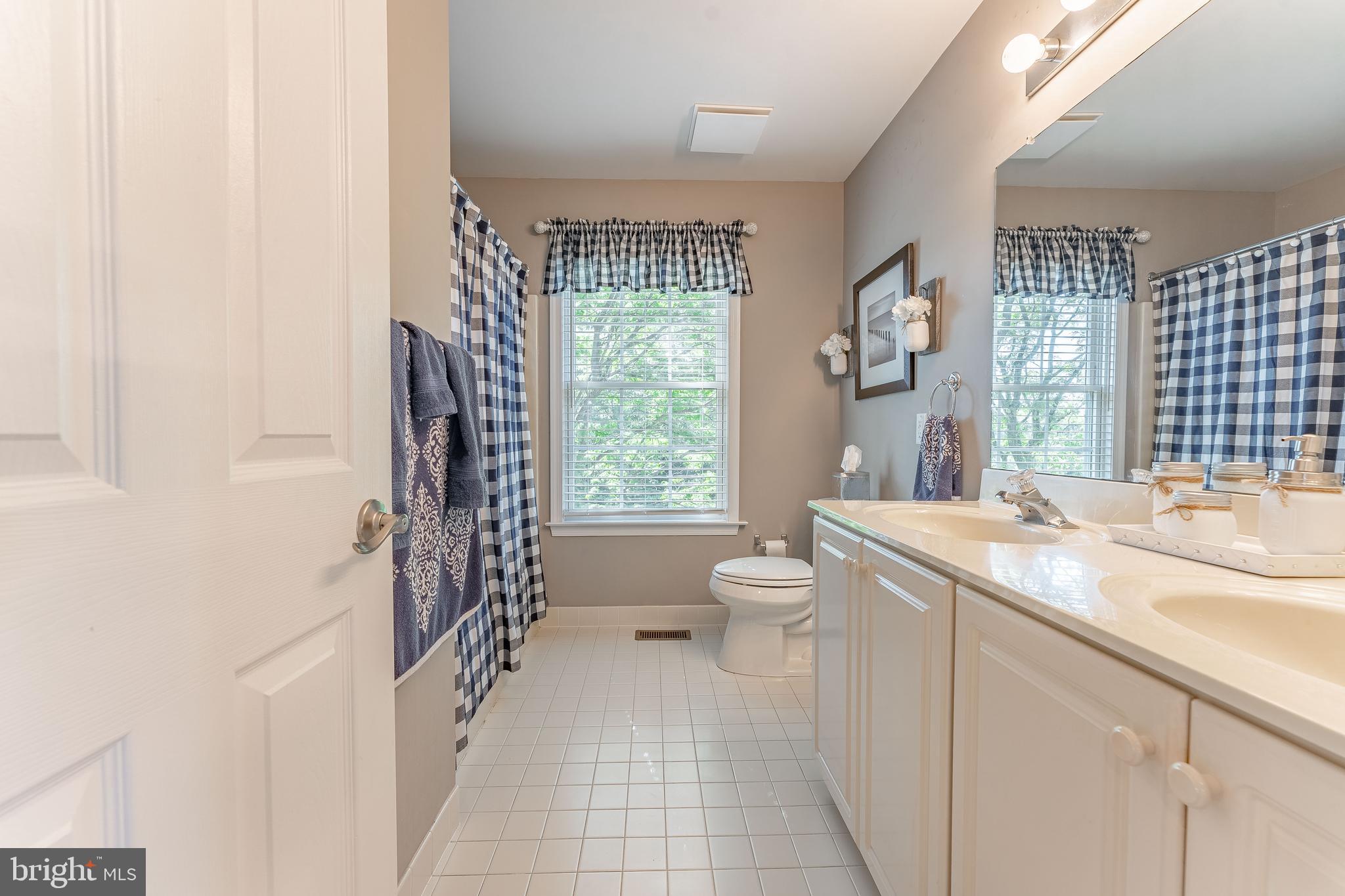 LAUREL POINTE - Residential