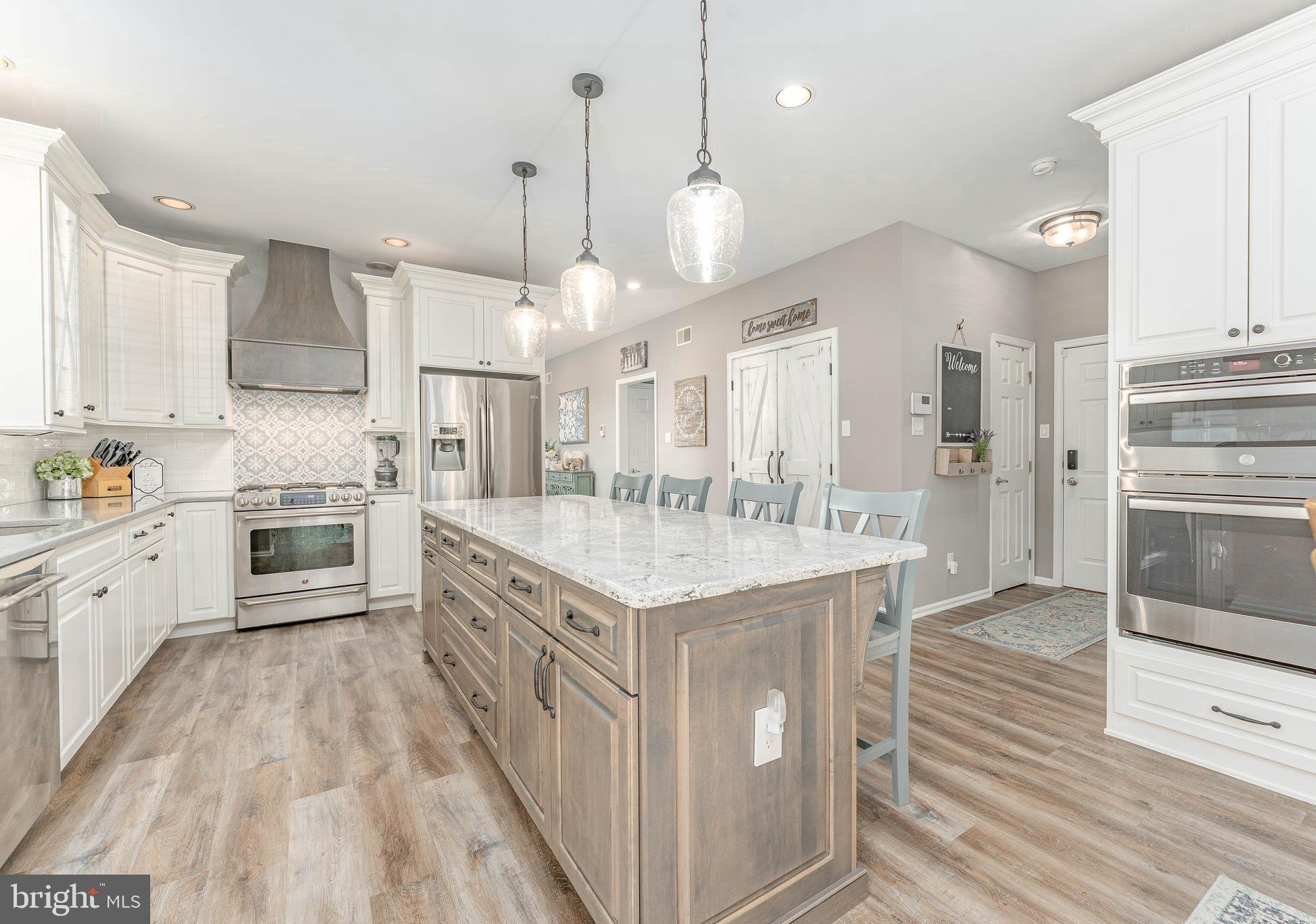 LAUREL POINTE - Residential