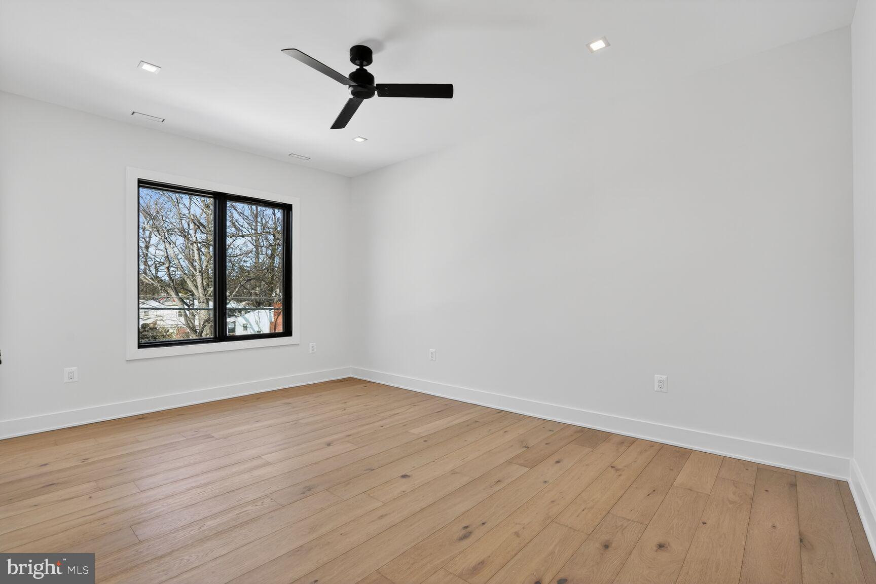 VIENNA WOODS - Residential