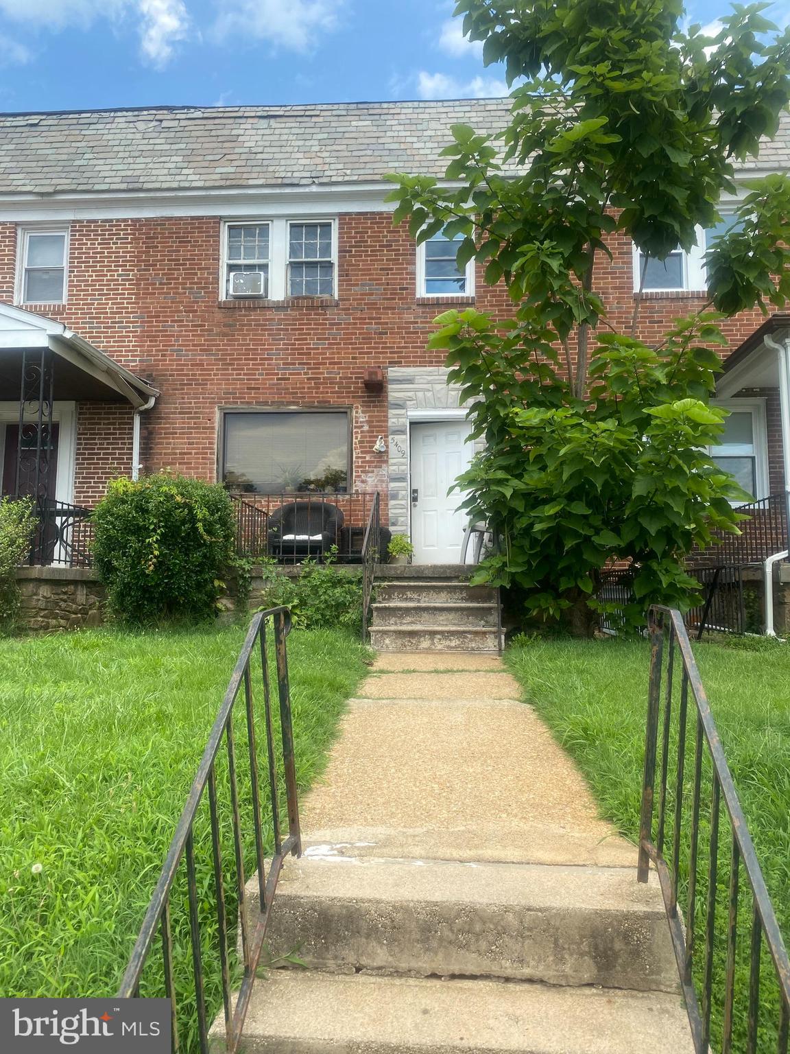 Row townhouse in Baltimore city with 3 bedroom and 3 full baths with a finished basement