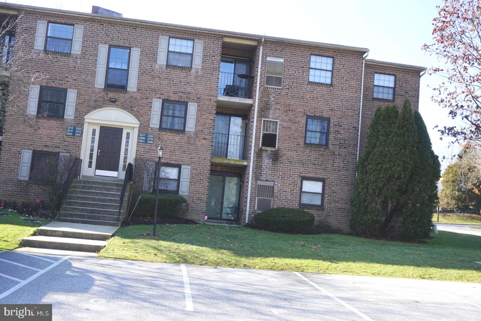 Nice 2nd floor unit in Goshen Valley. Updated kitchen and bathroom.  Nice sized living room and separate dining area.  New paint and. New carpeting in 2024.    hardwood floors and ceramic tile.
The community offers pool, tennis courts & playground.   Great location! Close to Rt 202 and West Chester schools. If you are looking for new and clean in condo living, your search stops here.