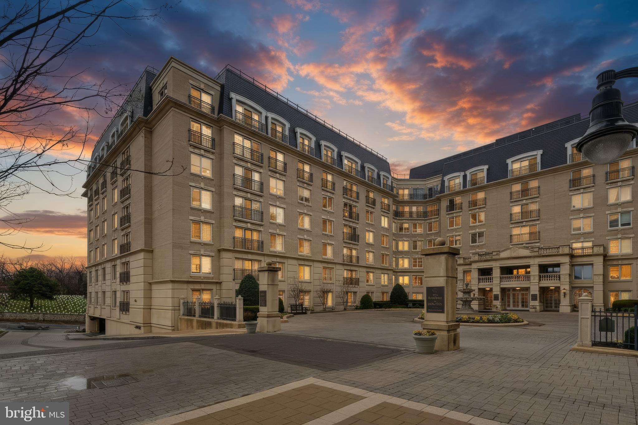 Beautiful 1Br/1Bath facing east w pool/courtyard   view. Hardwood floor, GE Stainless Steel appliances, Granite counter. Full Size W/D inside unit. 24 Hour concierge/security in lobby. 25 amenities including most utilities included in condo fee. Outdoor Pool, Fitness center, Party Room, Library, Outdoor Dining area with BBQ grills, Hot Tub, Dog Park and much more. Blocks to downtown City Dock restaurants, entertainment and shopping.                    Luxury Living in the heart of Annapolis.
