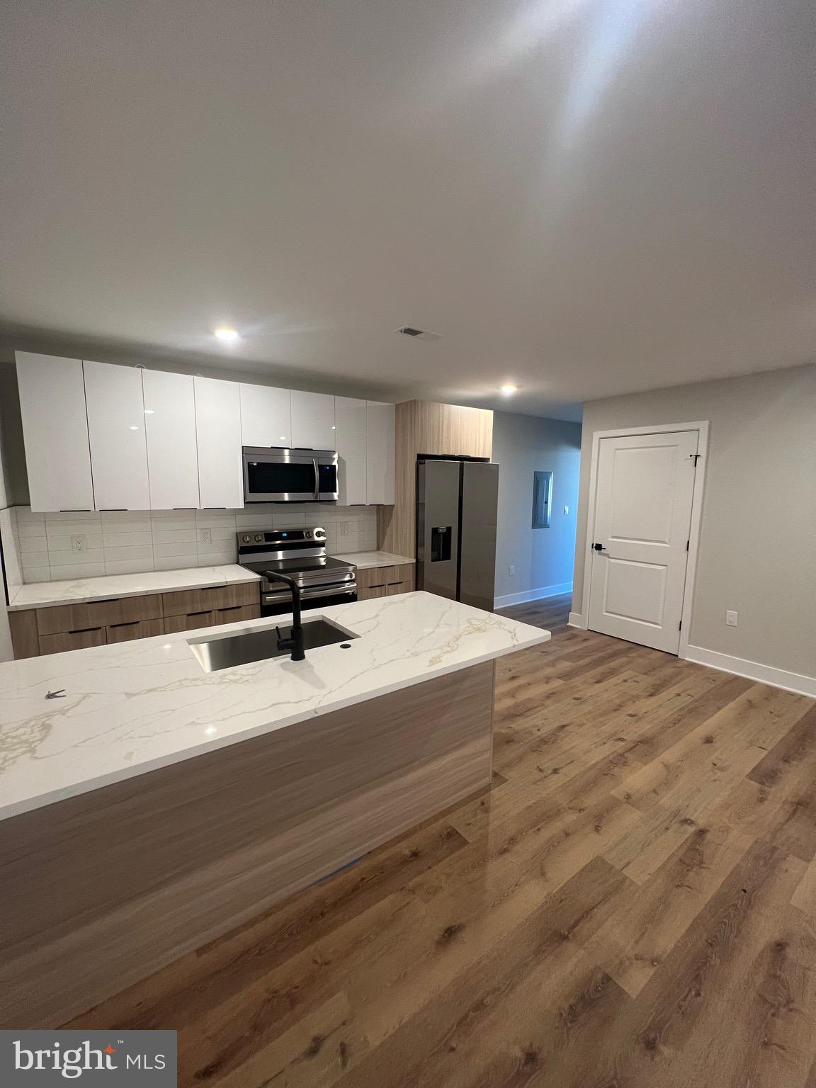 Welcome to this brand-new Penthouse unit! Close to public transportation and Temple university, this 3 bed 2 bath apartment is awaiting it's new tenants to call it home!