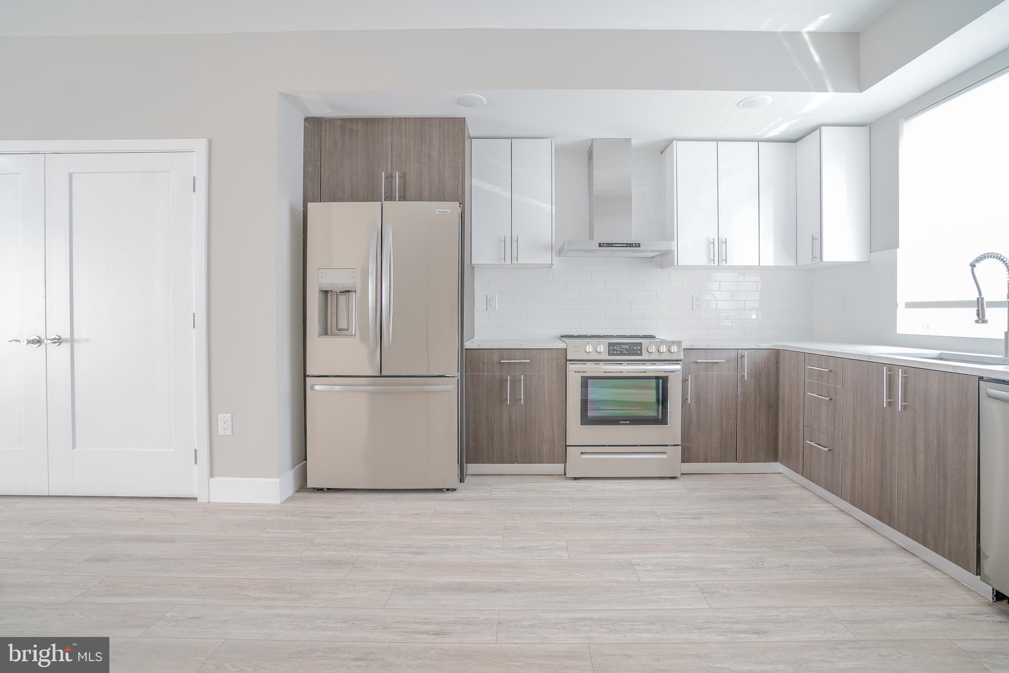 Welcome to 1201 N Taylor Unit 2.  Beautiful bi-level unit featuring a first floor open floor plan with a contemporary kitchen, spacious living room, and powder room.  The second floor offers two ceramic full baths, and two large bedrooms with ample closet space.  Great outdoor space!  Full private rooftop deck!  Easy to show!