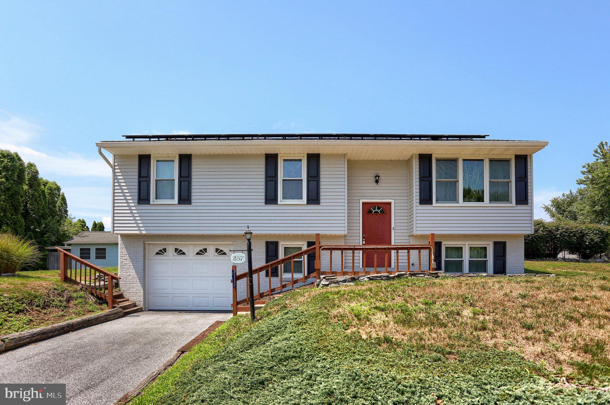 Welcome to 237 Buttonwood, a beautifully updated home in one of Elizabethtown’s most desirable neighborhoods. This spacious 4-bedroom, 2-bath property offers the perfect blend of comfort, functionality, and outdoor enjoyment — ideal for today’s lifestyle
4 generously sized bedrooms with great natural light and ample closet space
2 well-appointed bathrooms featuring modern finishes
Extended family room perfect for gatherings, movie nights, or entertaining
Finished lower level offering flexible space for a recreation room, , or additional living area
Step outside to your own private retreat! The backyard features a sparkling pool, ideal for summer fun, relaxation, and entertaining. Whether hosting weekend cookouts or enjoying quiet evenings outdoors, this space delivers the perfect setting.