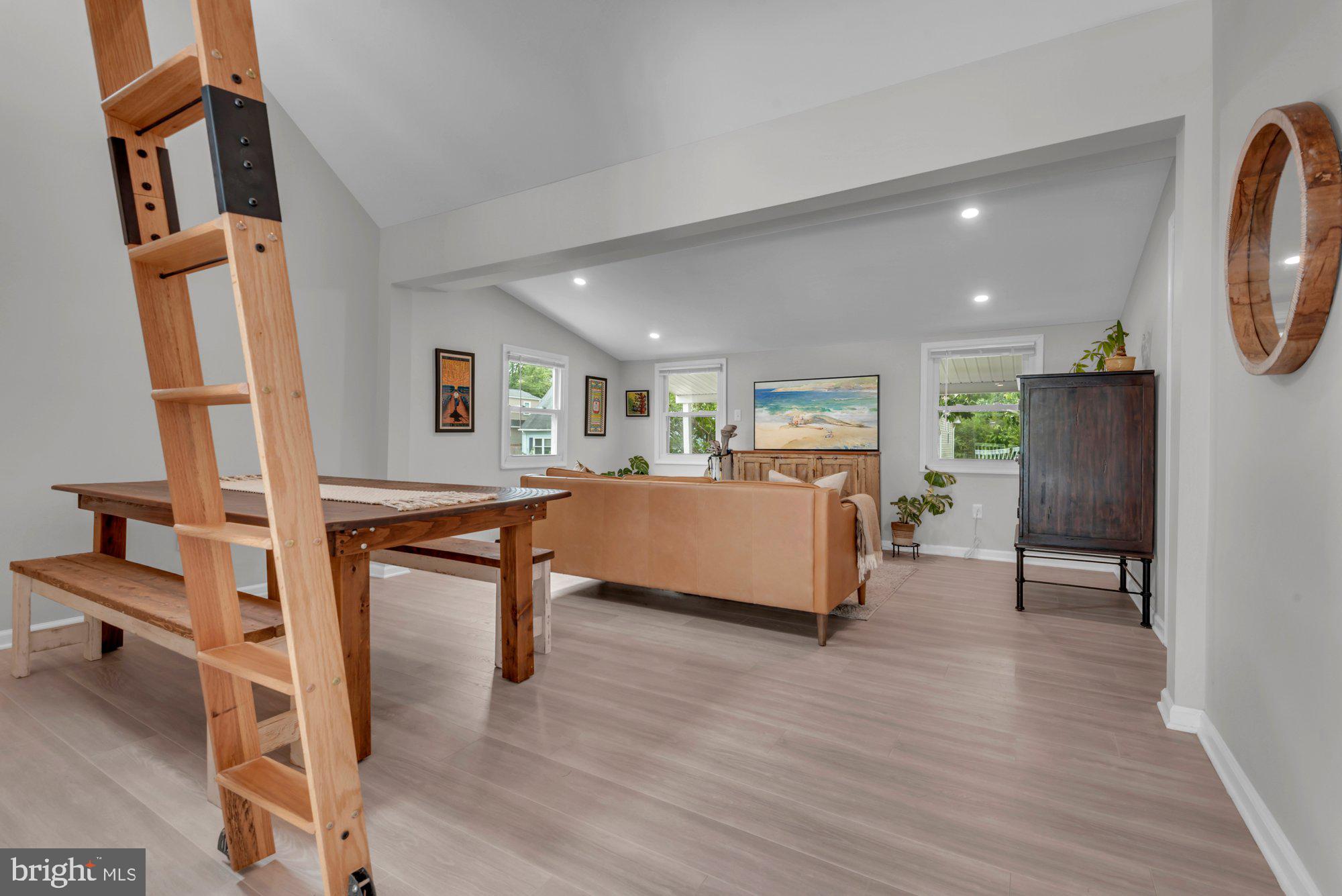 WOODLAND BEACH - Residential