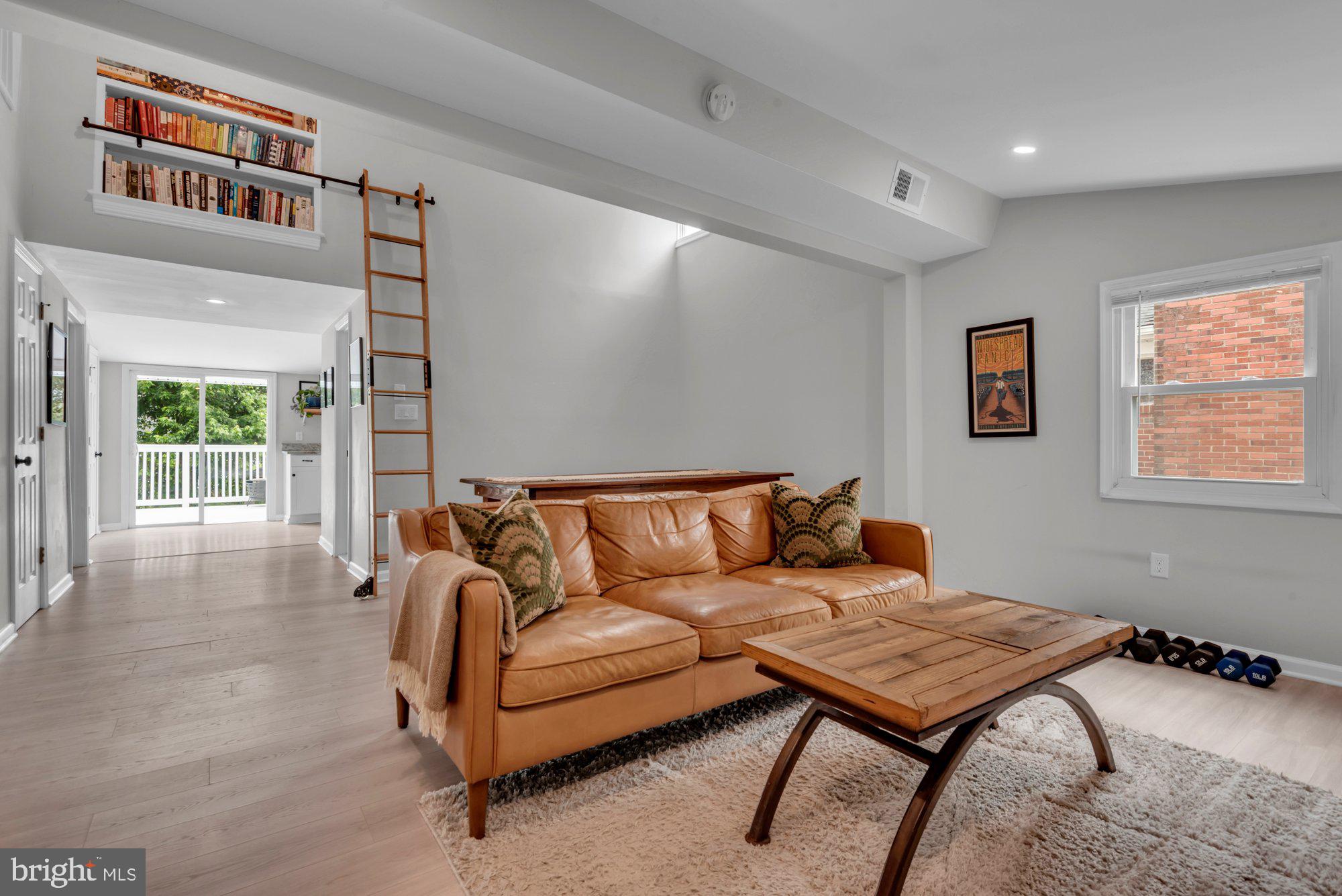 WOODLAND BEACH - Residential