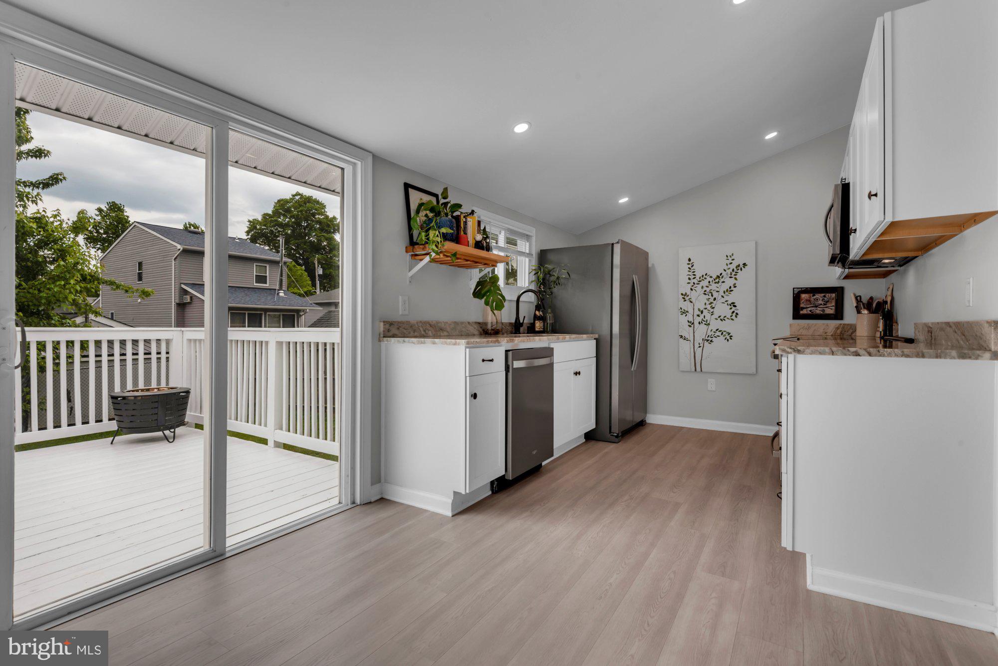 WOODLAND BEACH - Residential