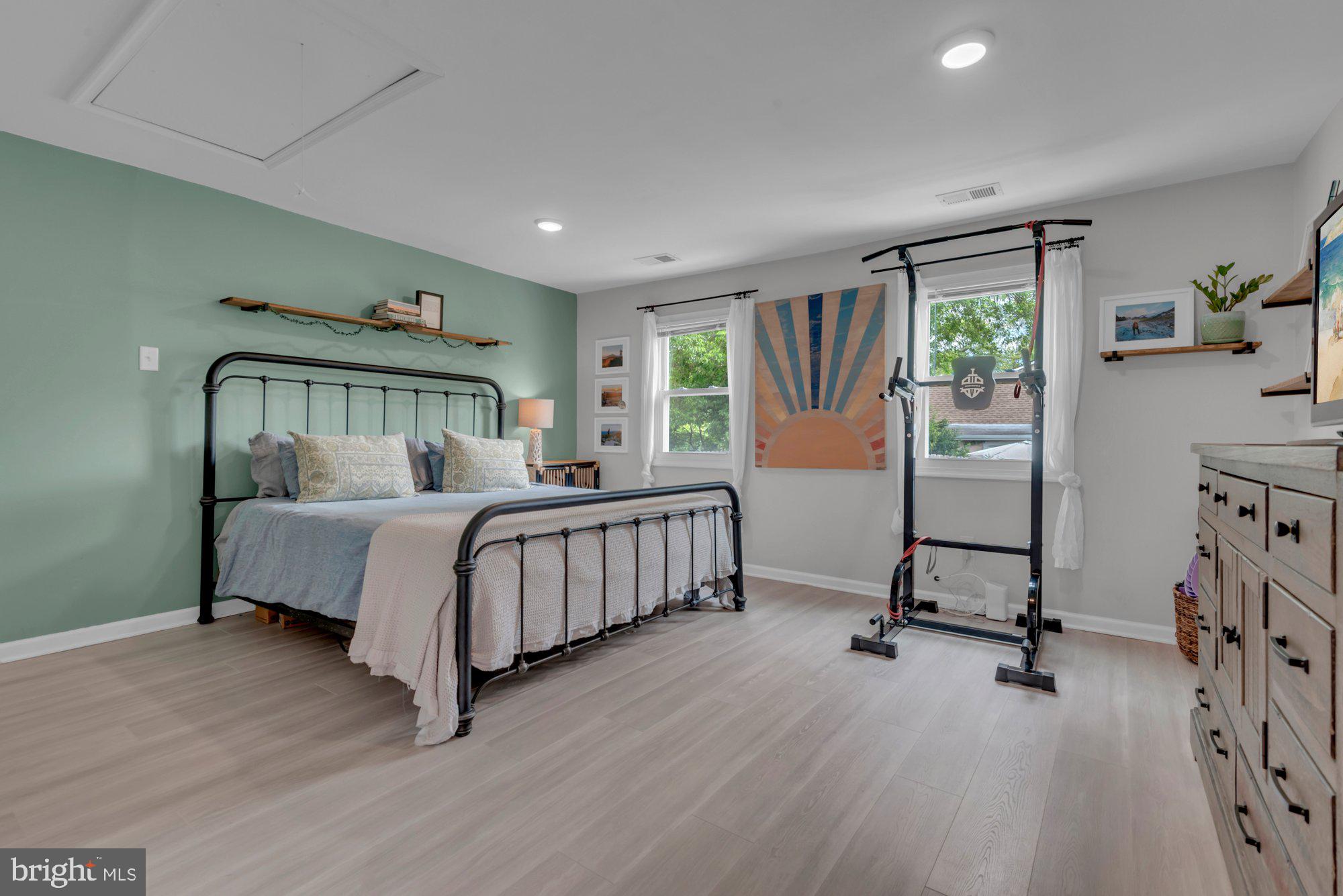 WOODLAND BEACH - Residential