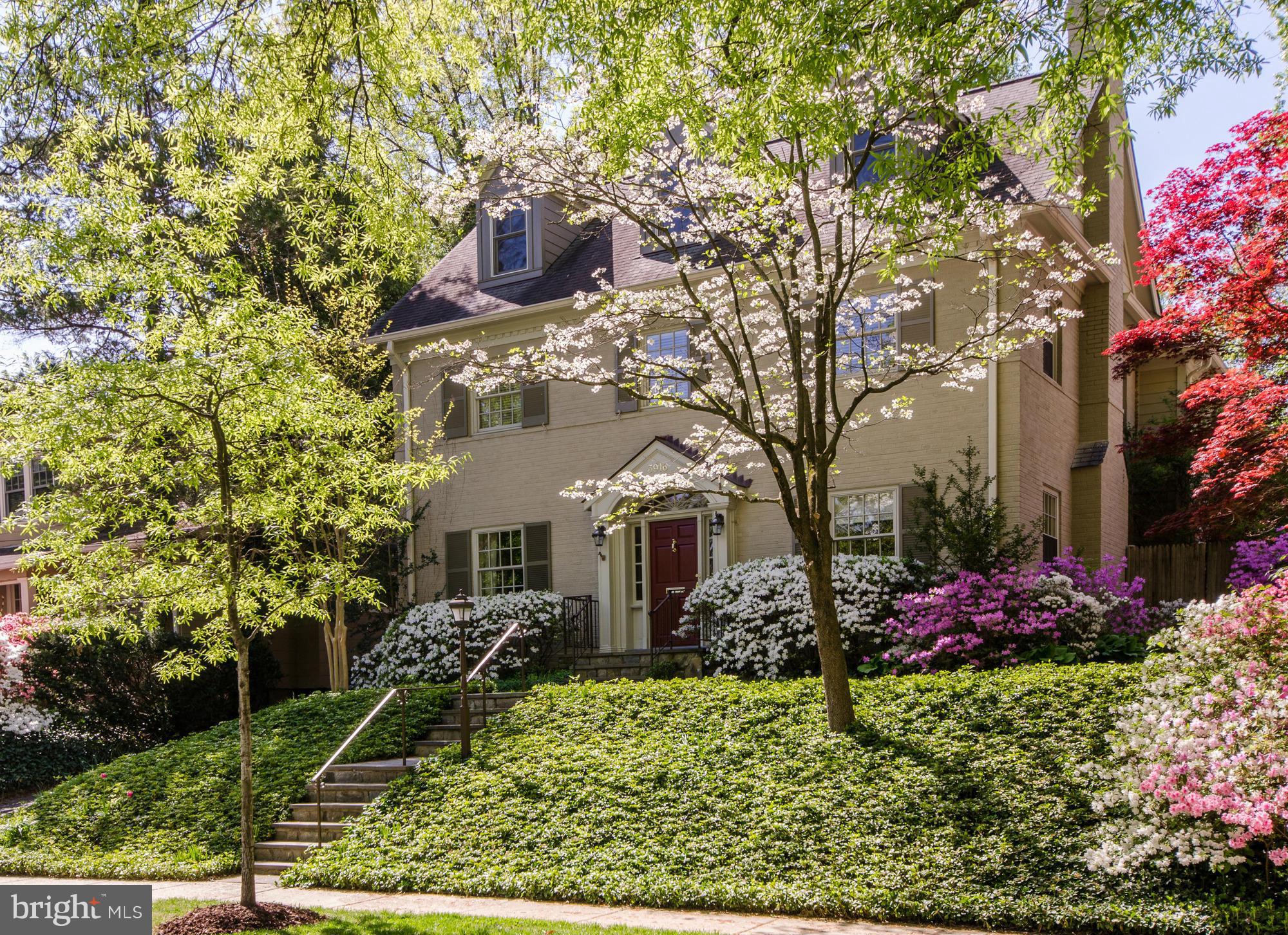 BEAUTIFULLY EXPANDED&RENOVATED TOP TO BOTTOM ON FAVORITE TOWN BLOCK.JUST UNDER 5K SF ON 4 LEVELS W/GENEROUS ROOMS THROUGHOUT.LR W/FP,DR,CHEF'S KIT W/BKFST BAR PLUS TABLE AREA ADJACENT TO BIG FAM RM W/FP.4 BRS+3FBS & LAUNDRY ON 2ND-FAB MASTER SUITE W/GORGEOUS BA&2 WALK-IN CLOSETS.THIRD LEV BR+PLAY/OFFICE AREA.LOWER LEV REC RM+FB.BEAUT GARDENS&PATIO.DET GARAGE.BETH/METRO/LELAND CTR.AN A+!