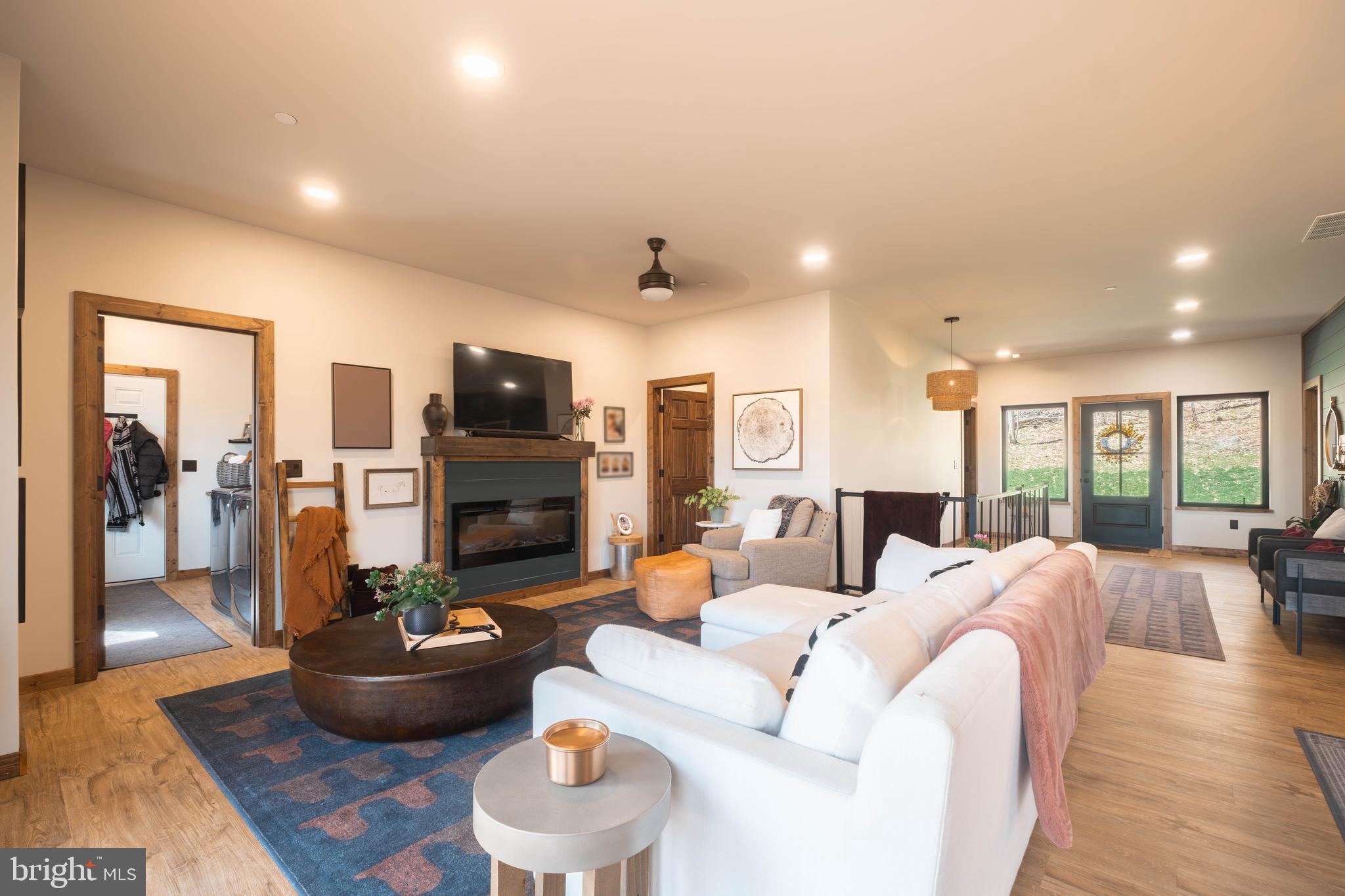 COUNTRY CLUB ACRES - Residential