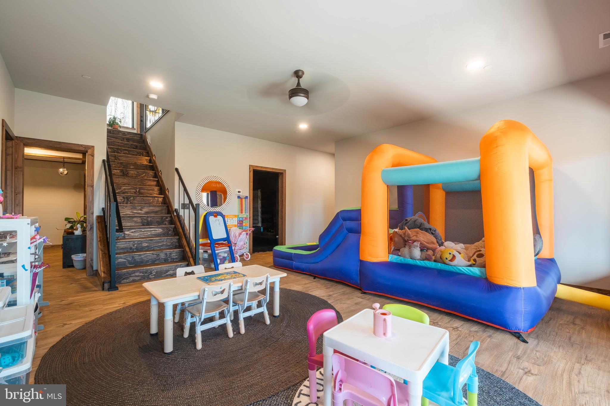 COUNTRY CLUB ACRES - Residential