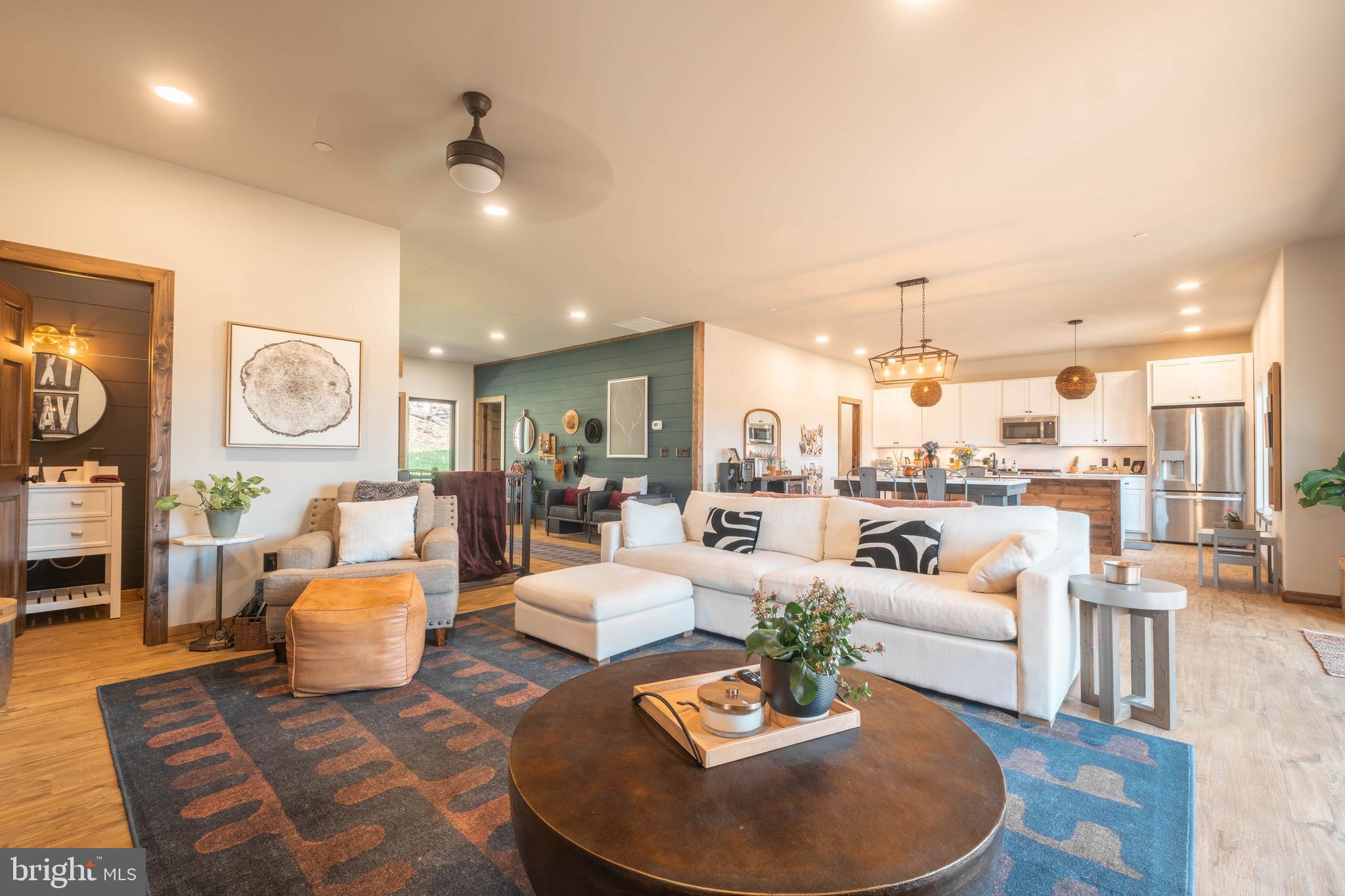 COUNTRY CLUB ACRES - Residential