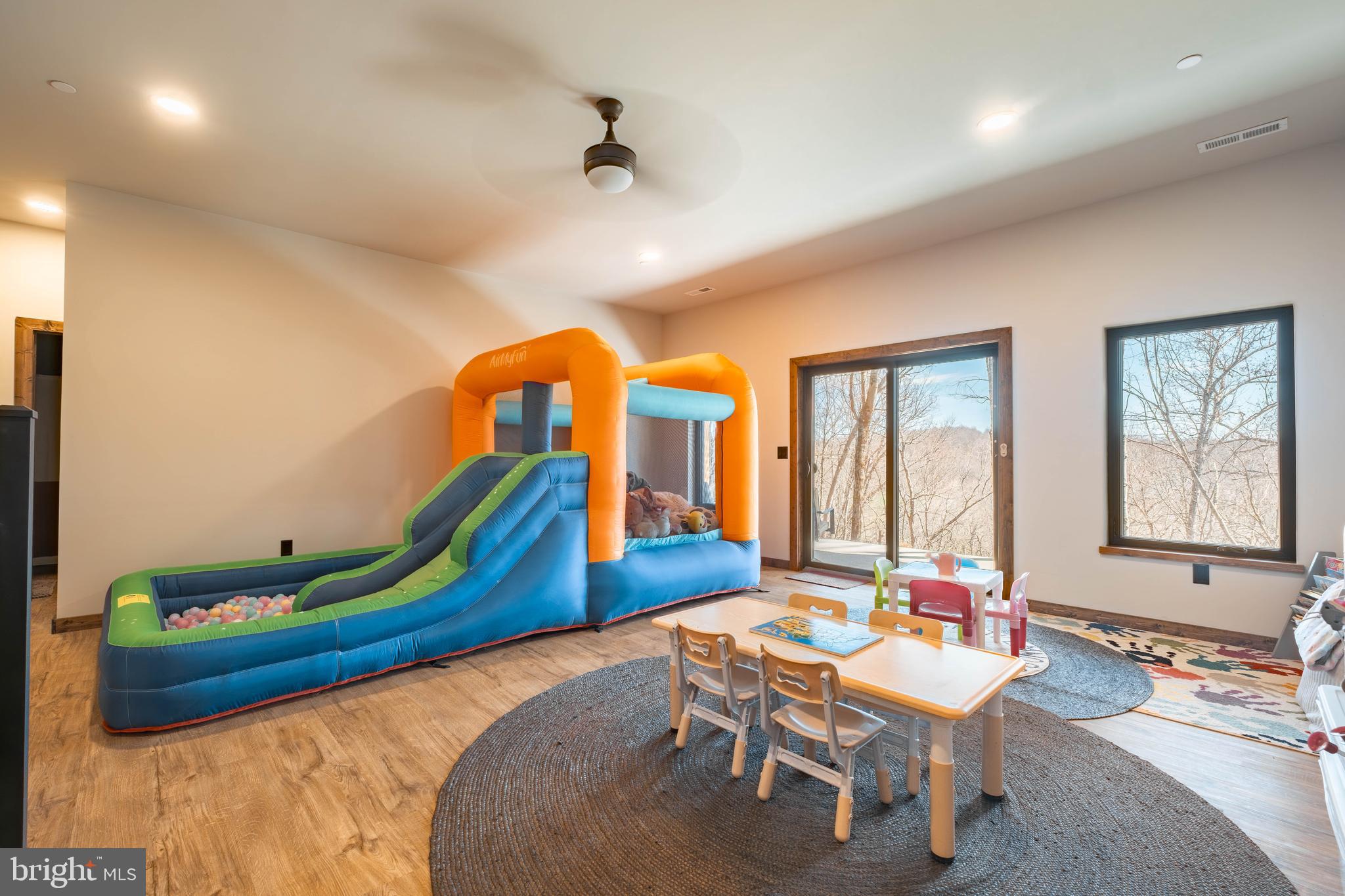 COUNTRY CLUB ACRES - Residential