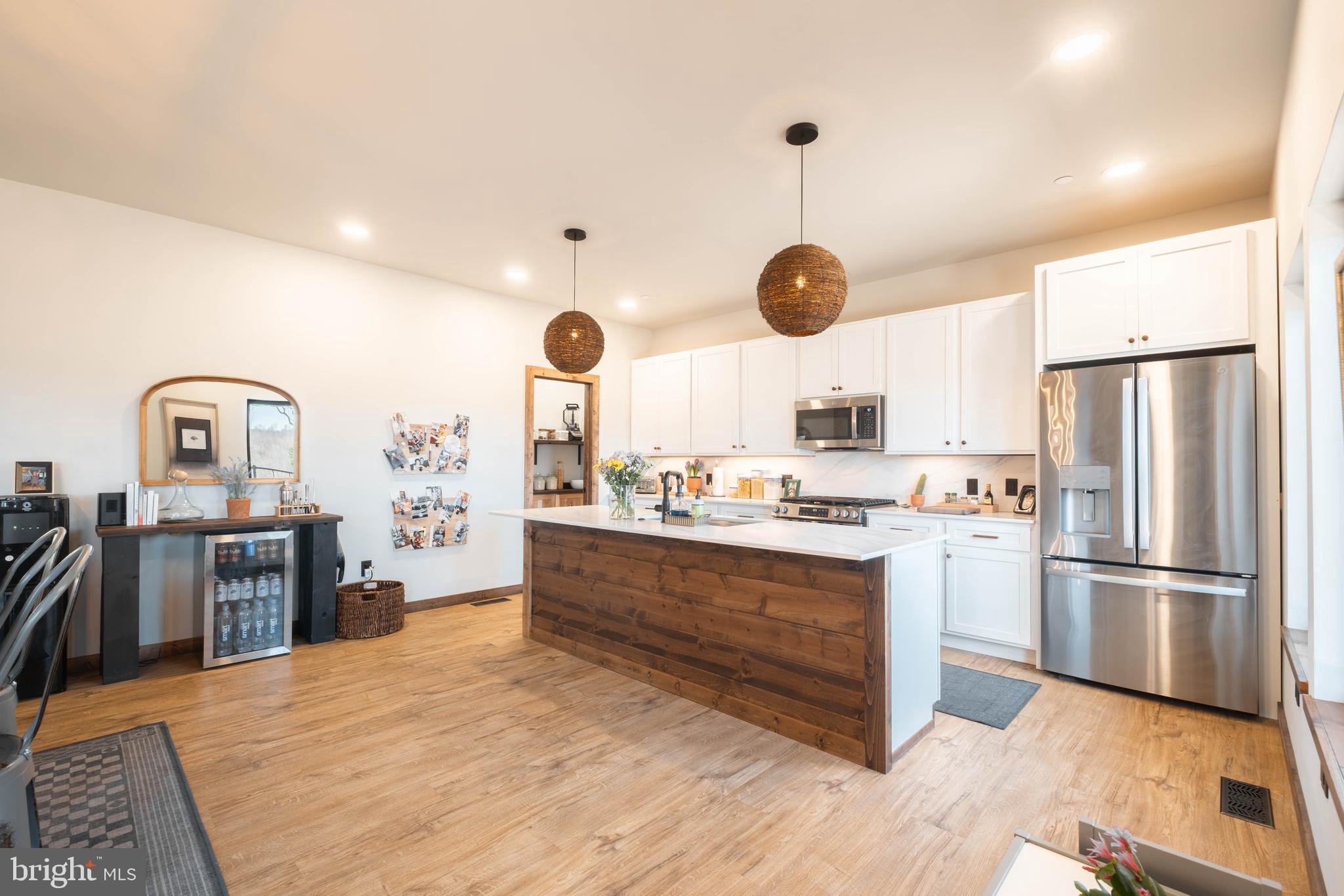 COUNTRY CLUB ACRES - Residential