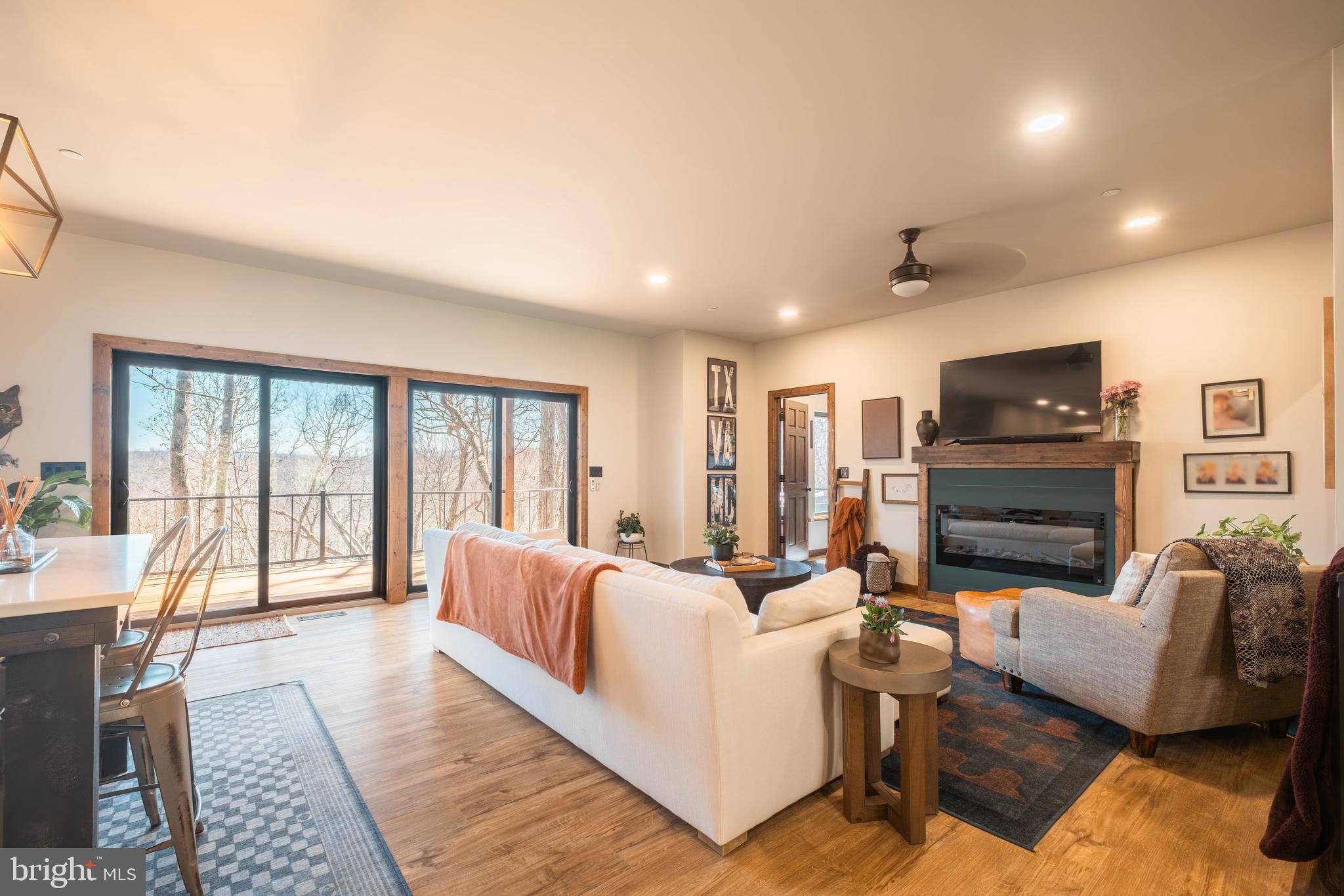COUNTRY CLUB ACRES - Residential