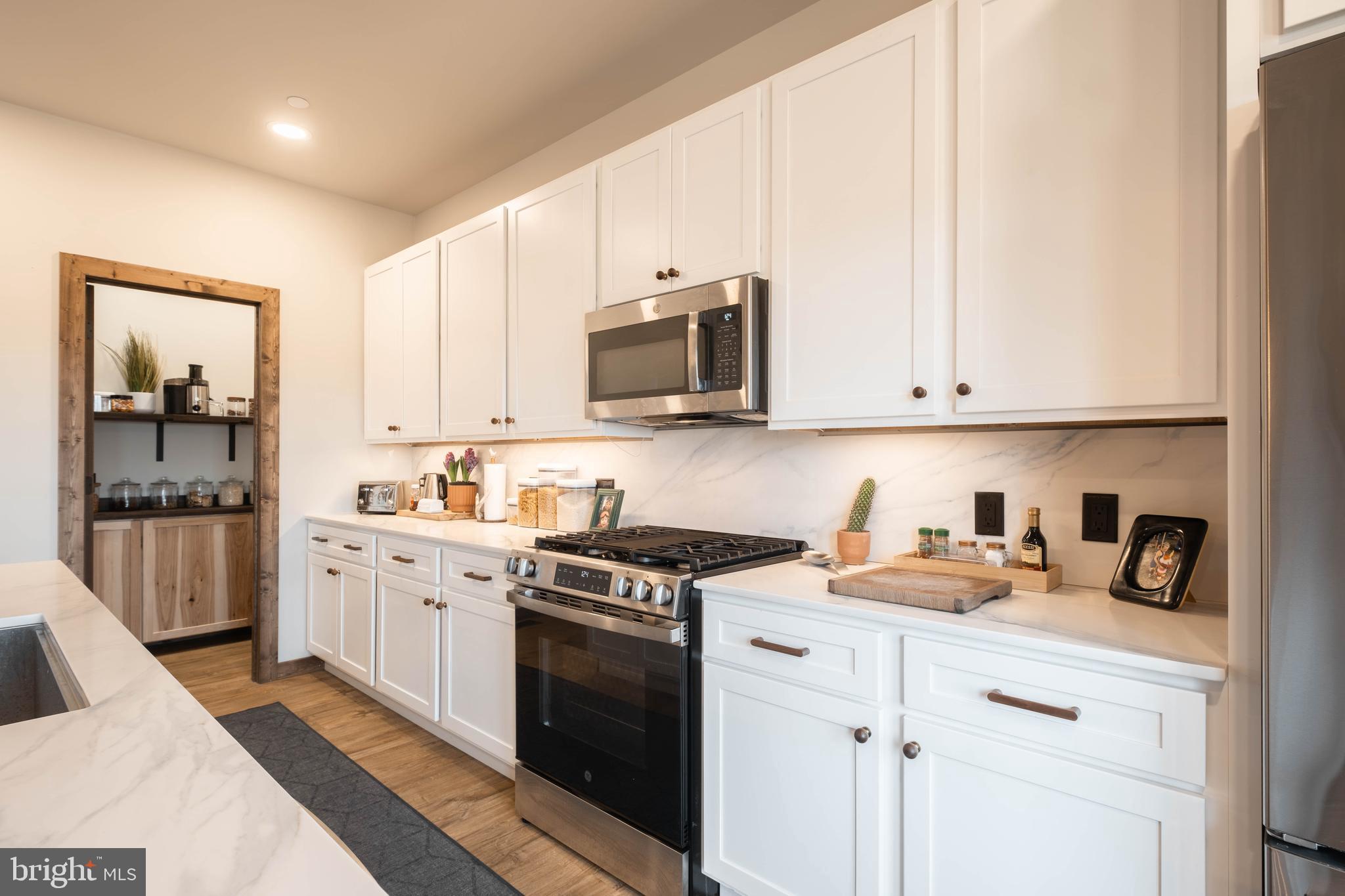 COUNTRY CLUB ACRES - Residential