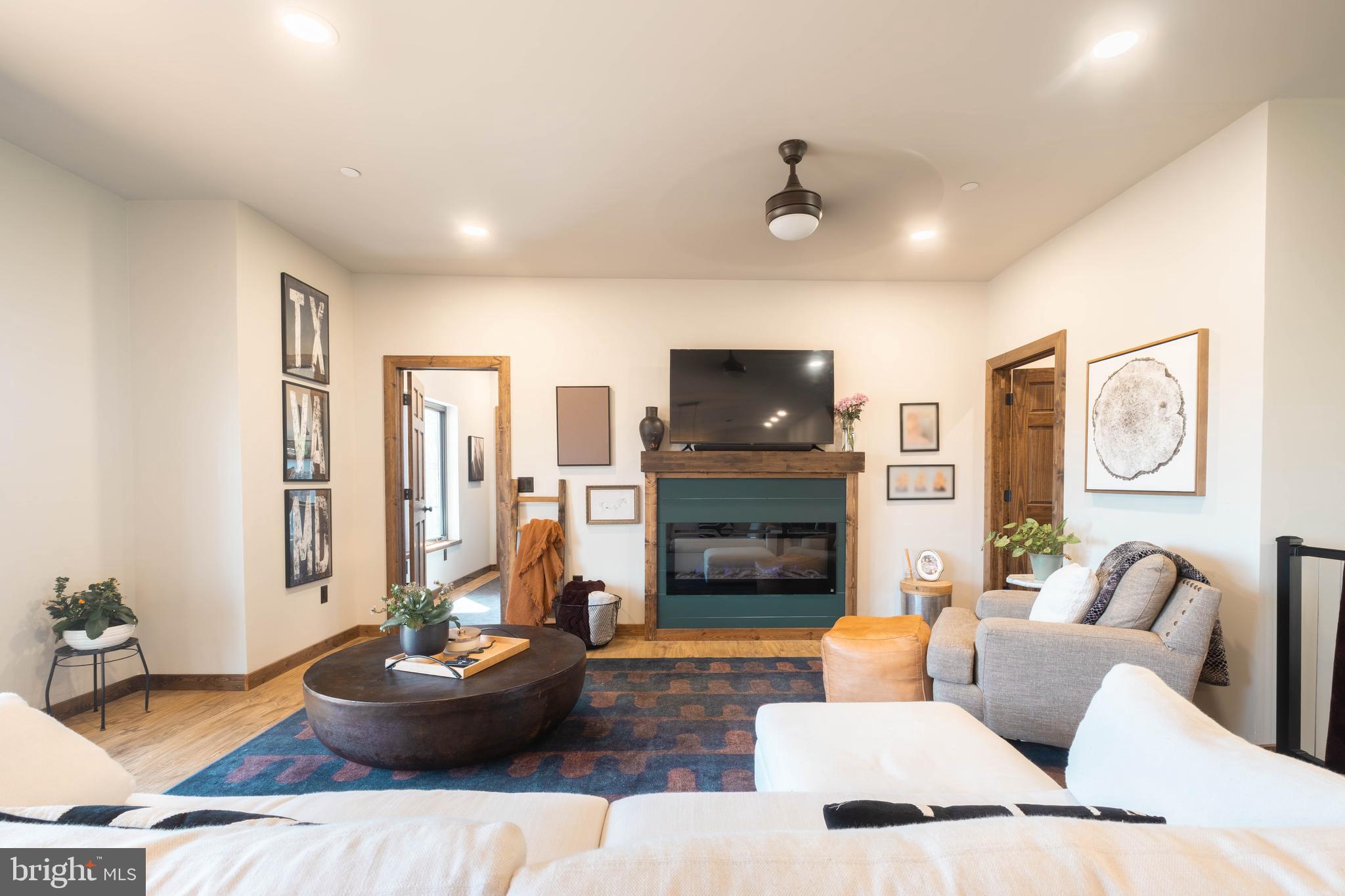 COUNTRY CLUB ACRES - Residential