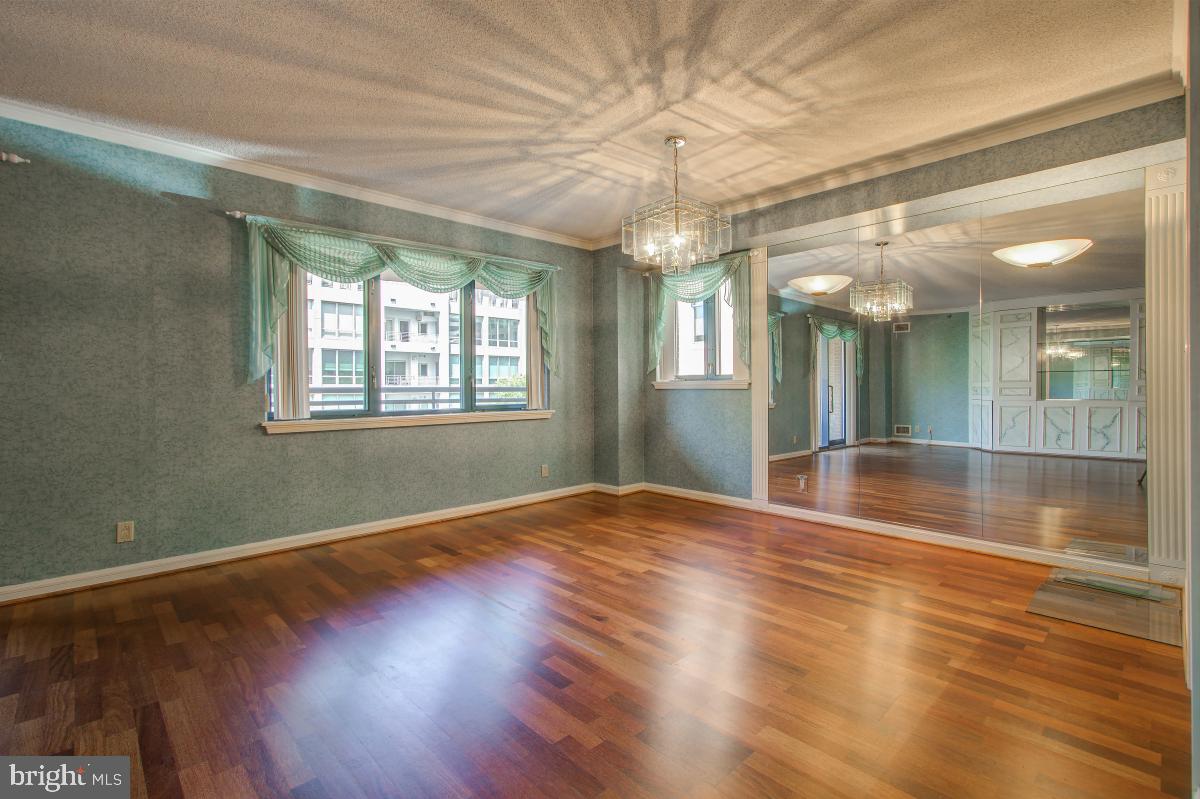 HAMPDEN SQUARE - Residential