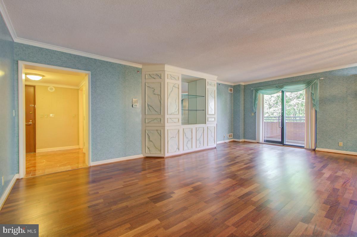 HAMPDEN SQUARE - Residential