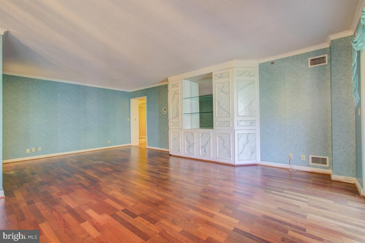 HAMPDEN SQUARE - Residential