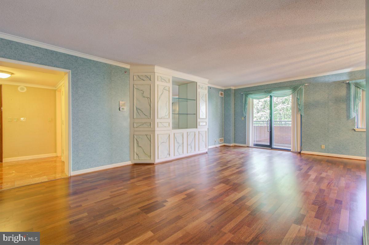 HAMPDEN SQUARE - Residential