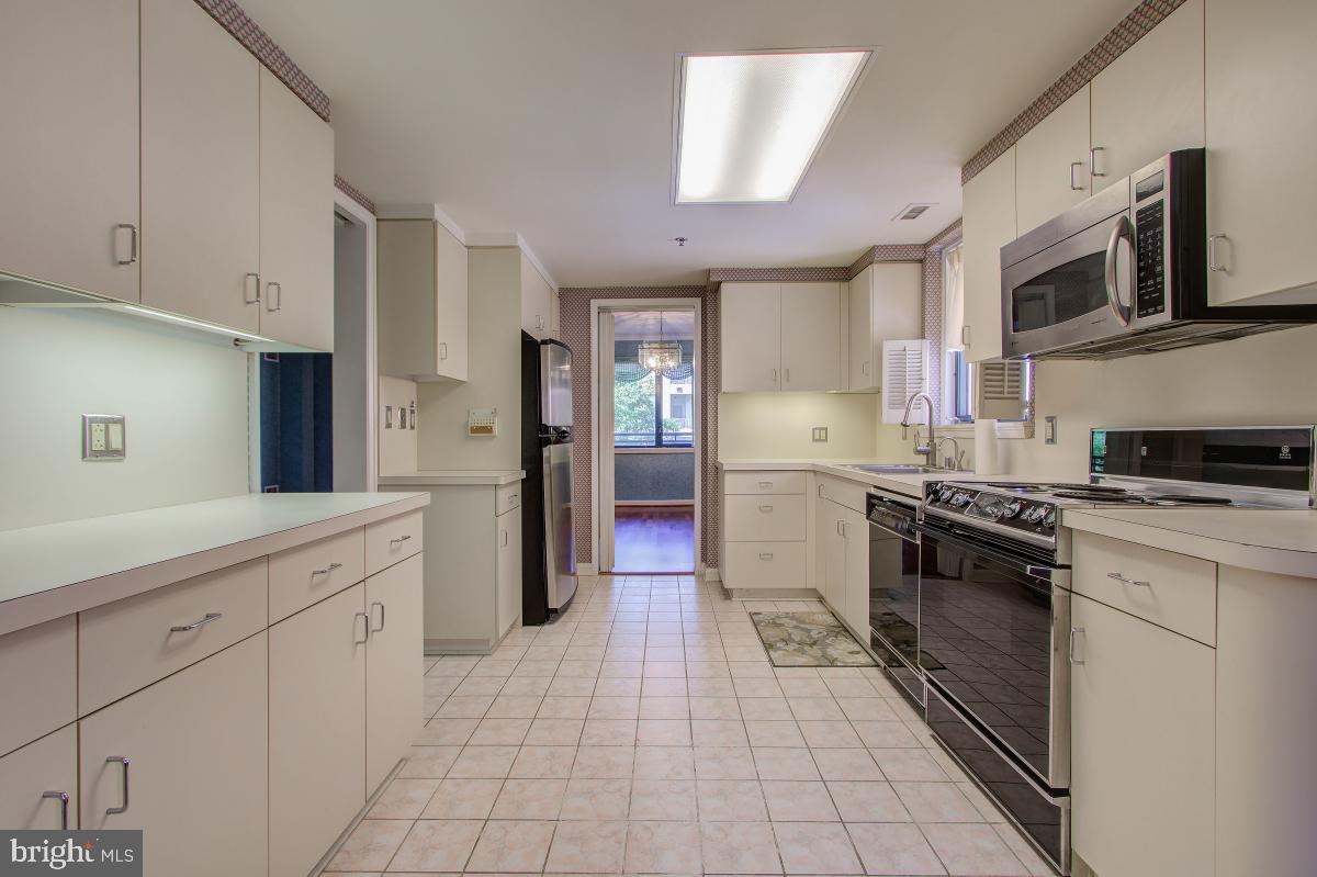 HAMPDEN SQUARE - Residential