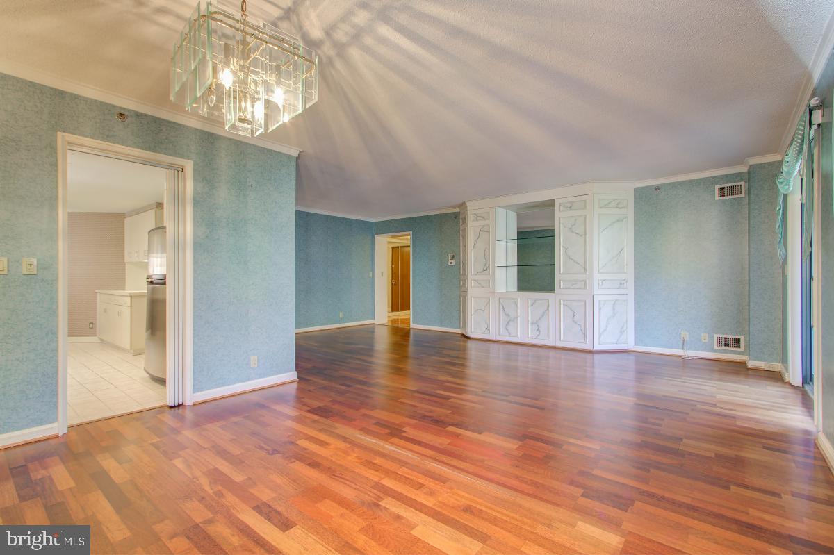 HAMPDEN SQUARE - Residential