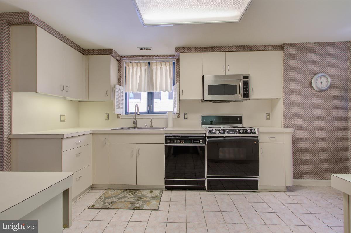 HAMPDEN SQUARE - Residential