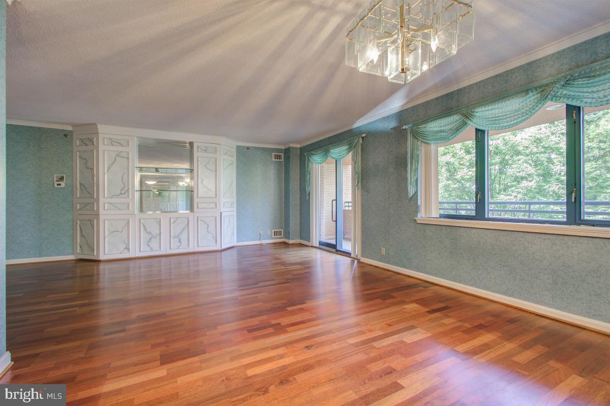 HAMPDEN SQUARE - Residential
