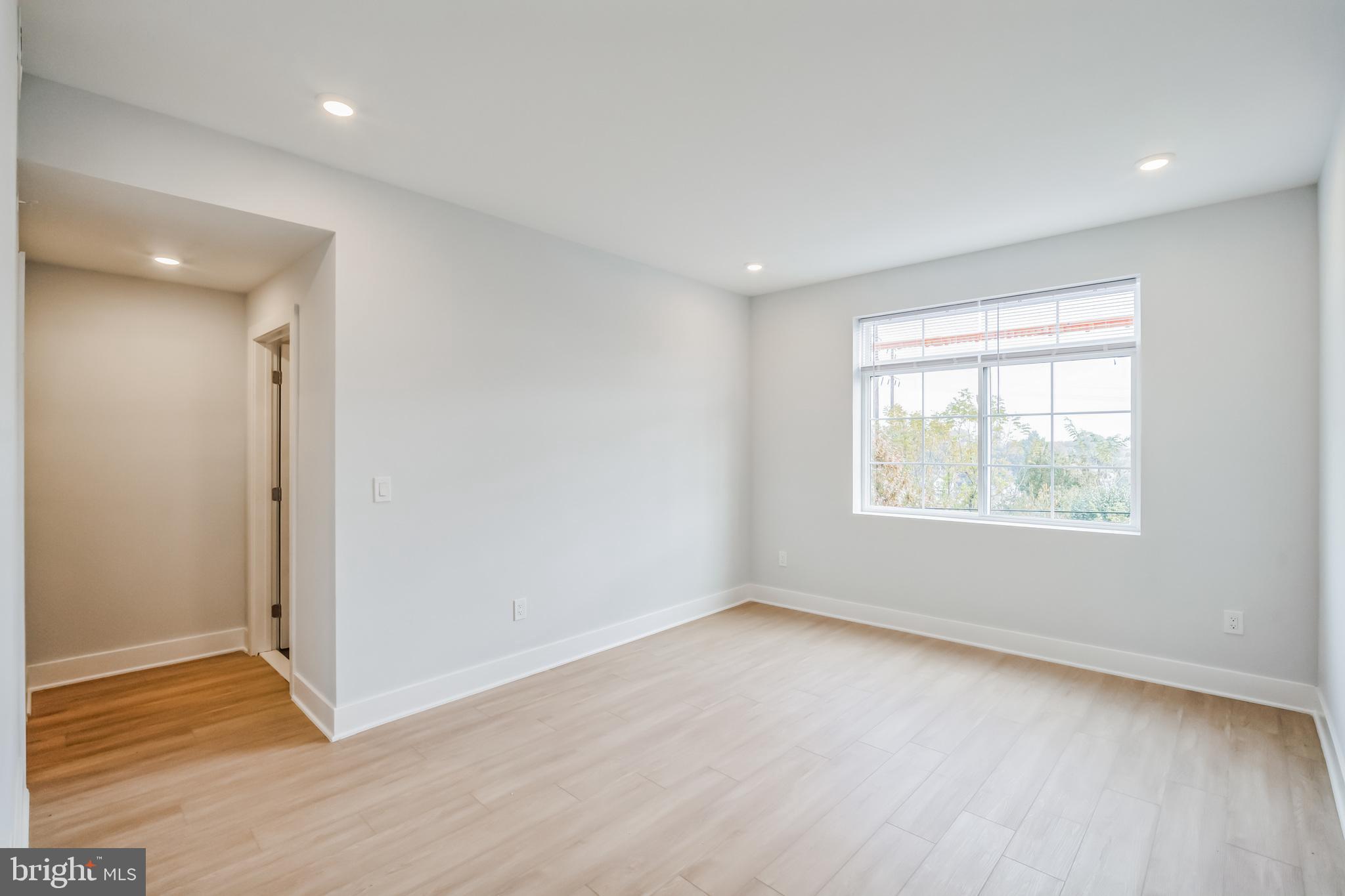 UNIVERSITY CITY - Commercial Sale