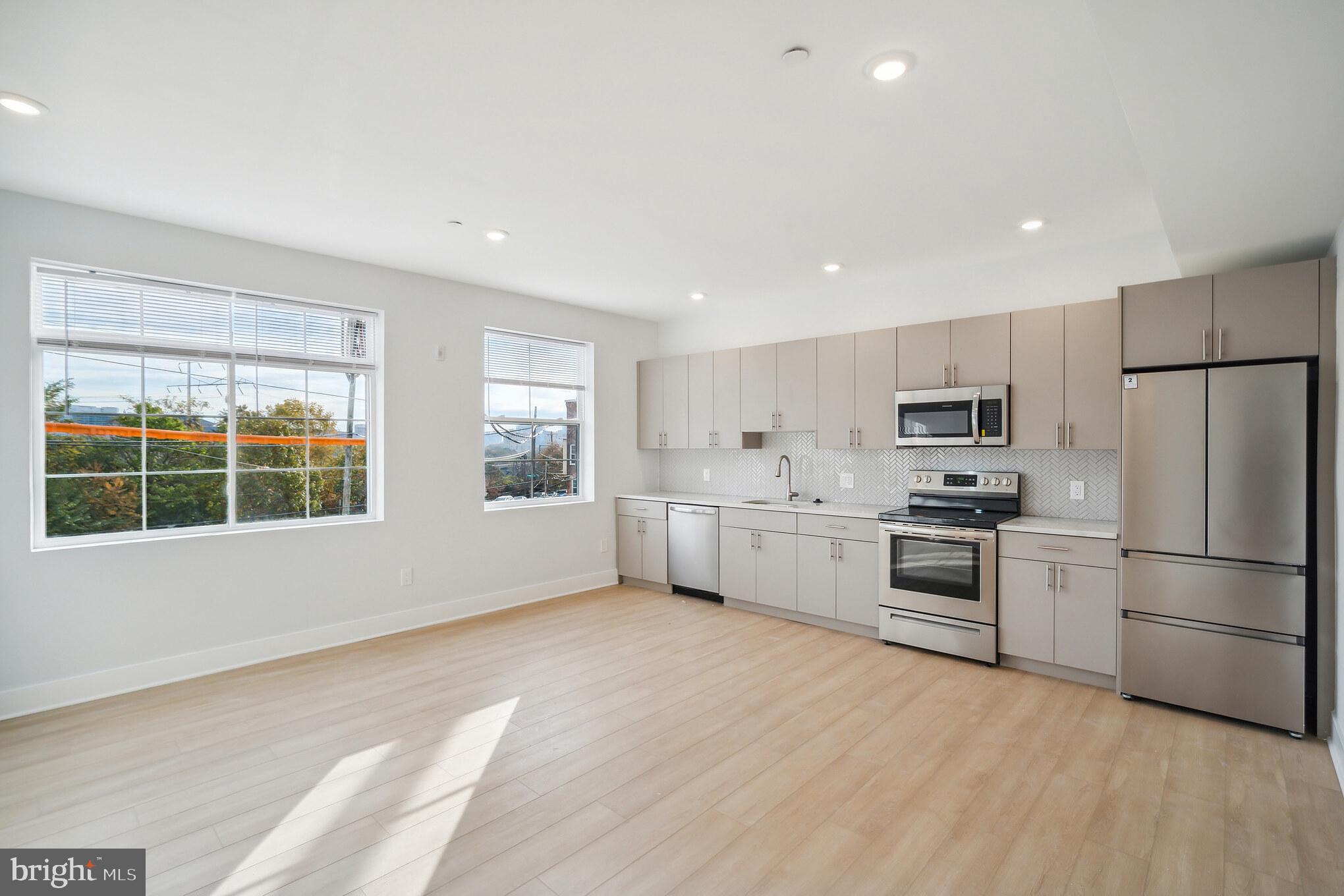 UNIVERSITY CITY - Commercial Sale