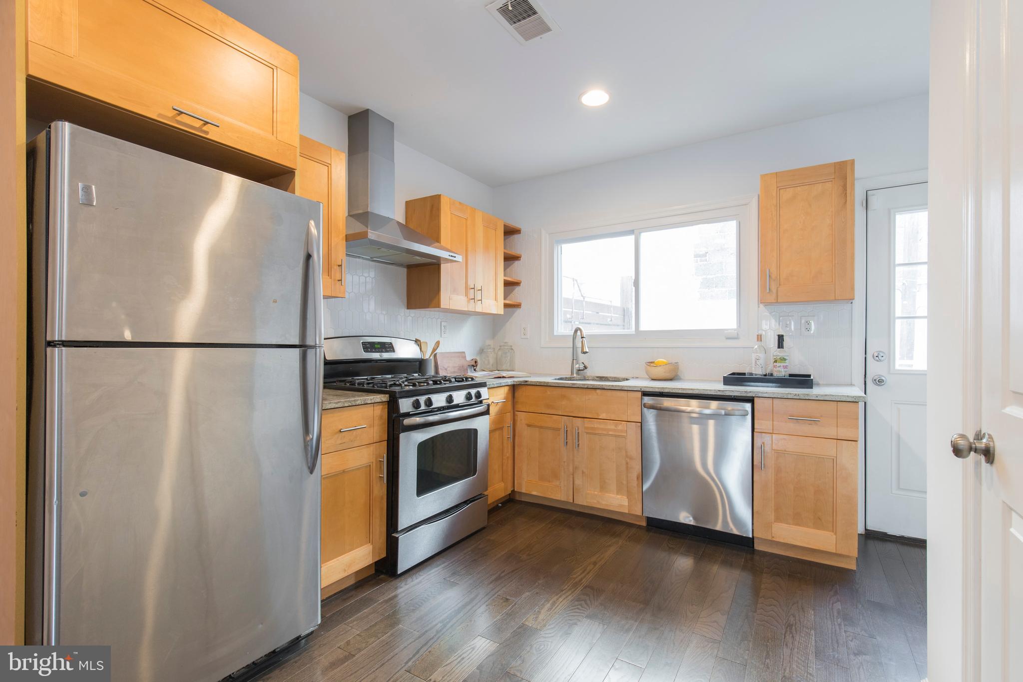 QUEEN VILLAGE - Residential
