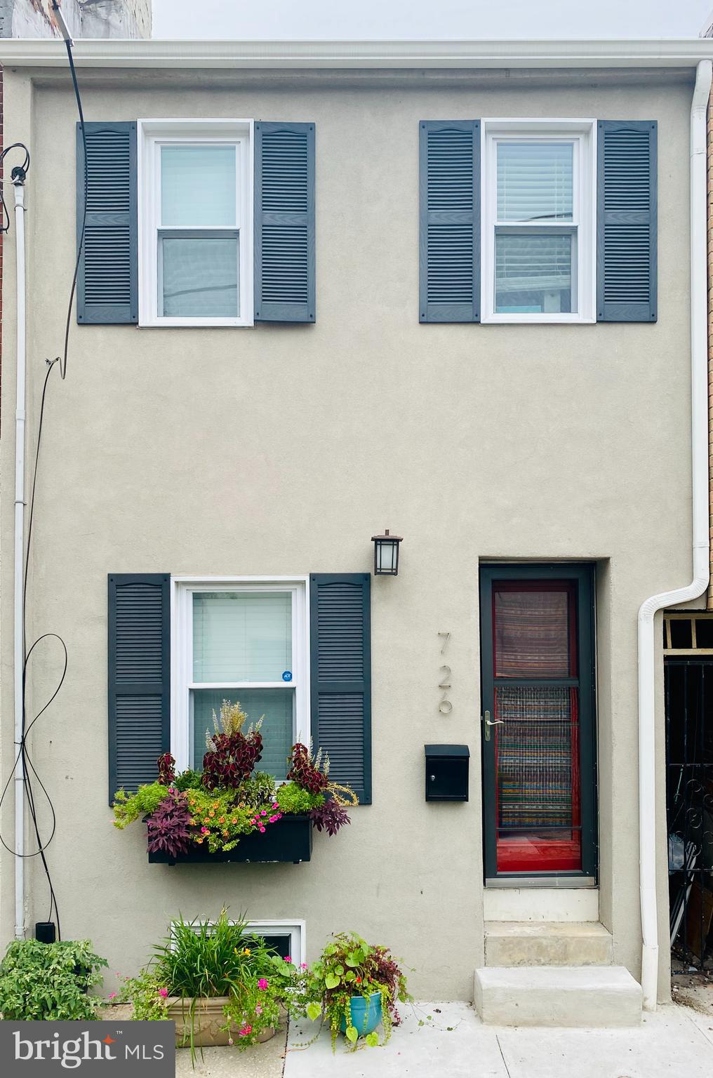 QUEEN VILLAGE - Residential