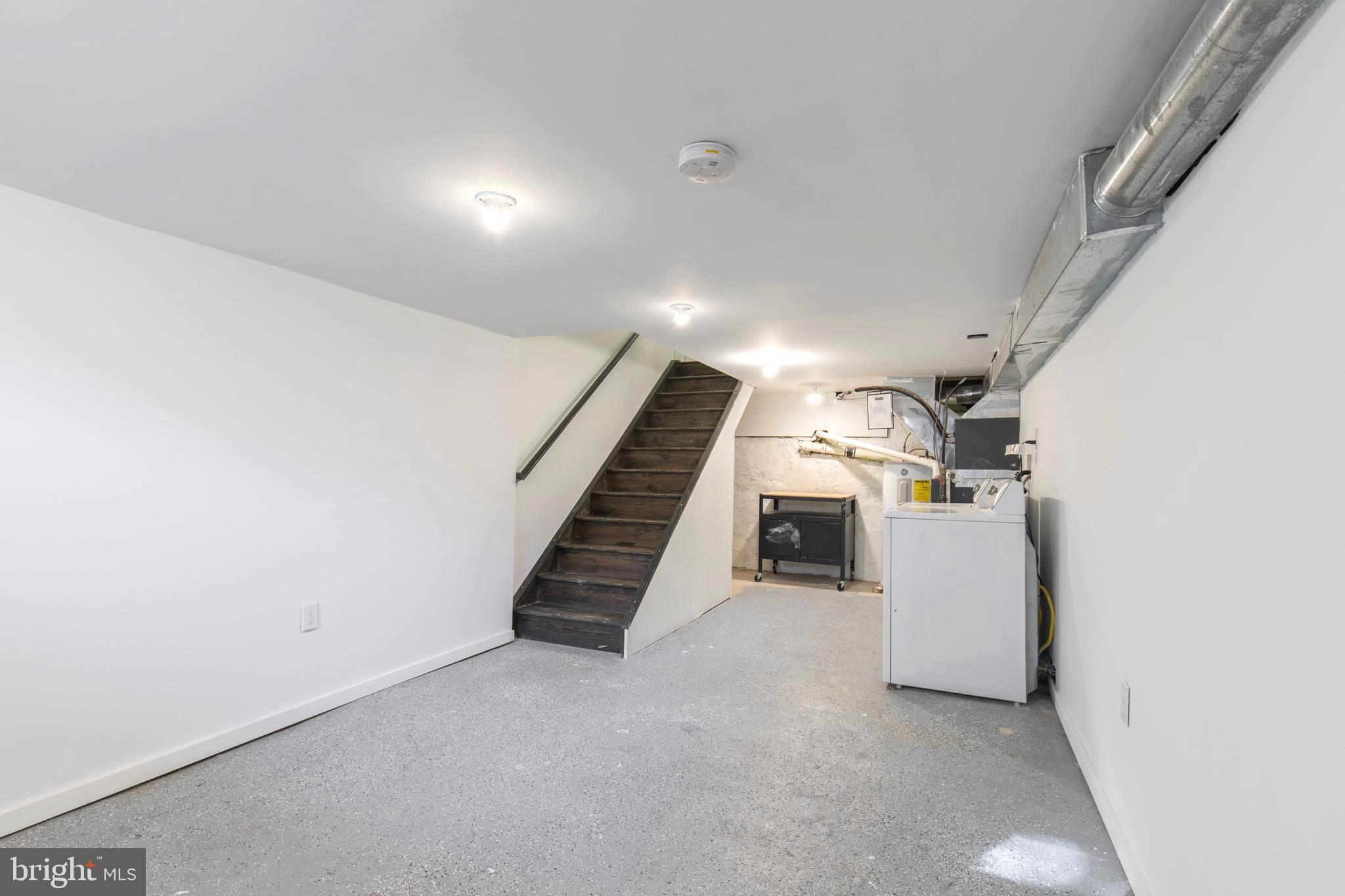 QUEEN VILLAGE - Residential