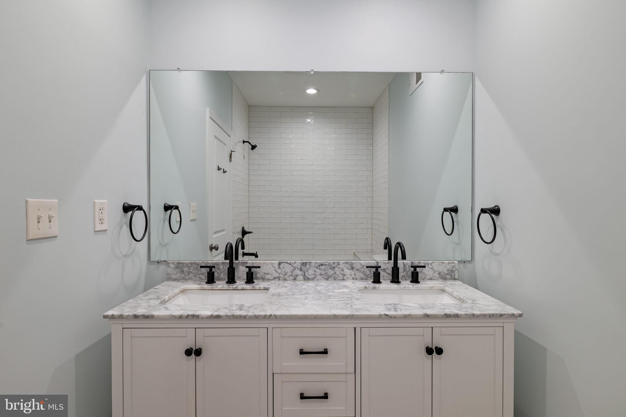 QUEEN VILLAGE - Residential